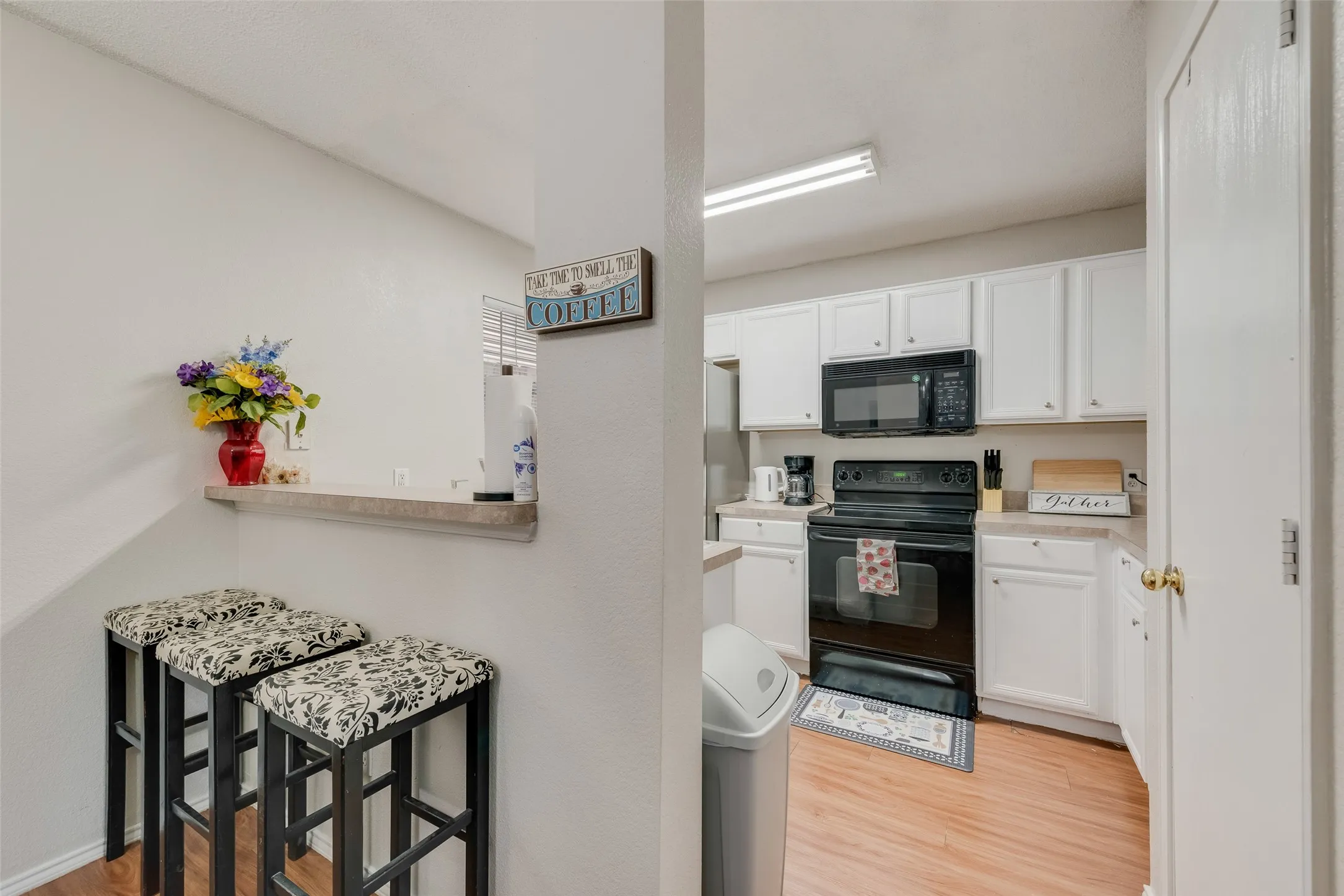 Single Family Residence For Sale in Dallas County , 301 Ensenada Plaza, Dallas, Texas 75211, 3 Bedroom, 3 Bathroom, 2 Garage spaces, 1,411 Sqft, built in 2000, mls#21328070, Real Estate Agent in Dallas, Homes For Sale in Dallas county, Homes For Sale in Dallas, Realtor in Dallas Texas, Real Estate Brokerage Independent Realty Texas, Luminita Cordes Realtor