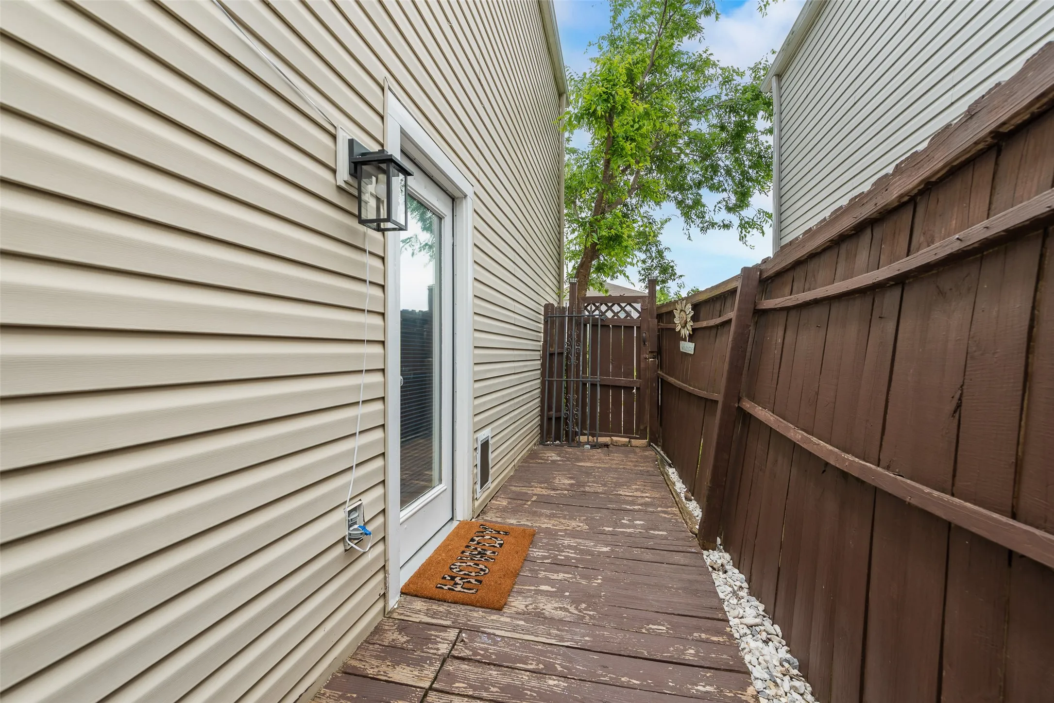 Single Family Residence For Sale in Dallas County , 301 Ensenada Plaza, Dallas, Texas 75211, 3 Bedroom, 3 Bathroom, 2 Garage spaces, 1,411 Sqft, built in 2000, mls#21328070, Real Estate Agent in Dallas, Homes For Sale in Dallas county, Homes For Sale in Dallas, Realtor in Dallas Texas, Real Estate Brokerage Independent Realty Texas, Luminita Cordes Realtor