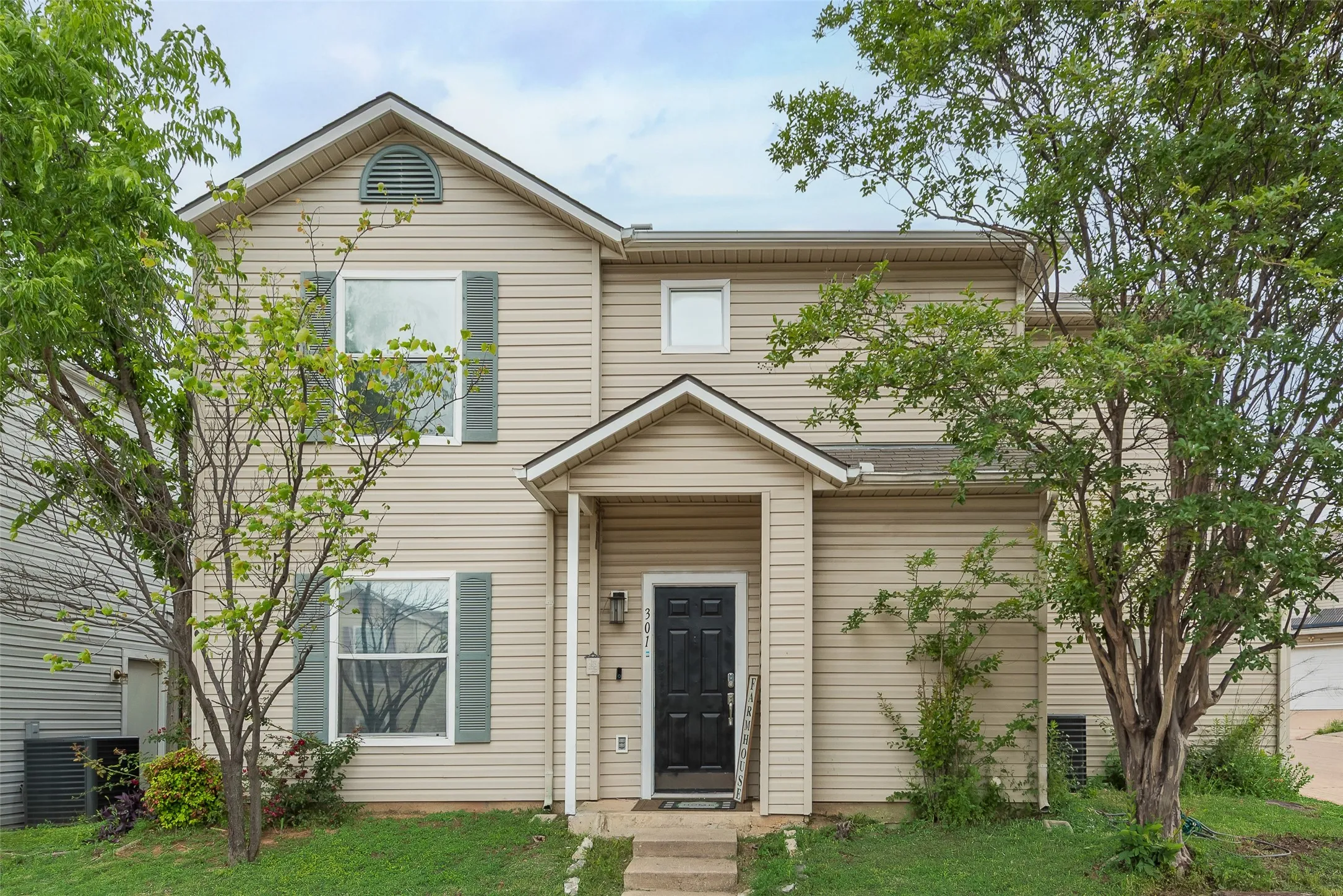 Single Family Residence For Sale in Dallas County , 301 Ensenada Plaza, Dallas, Texas 75211, 3 Bedroom, 3 Bathroom, 2 Garage spaces, 1,411 Sqft, built in 2000, mls#21328070, Real Estate Agent in Dallas, Homes For Sale in Dallas county, Homes For Sale in Dallas, Realtor in Dallas Texas, Real Estate Brokerage Independent Realty Texas, Luminita Cordes Realtor