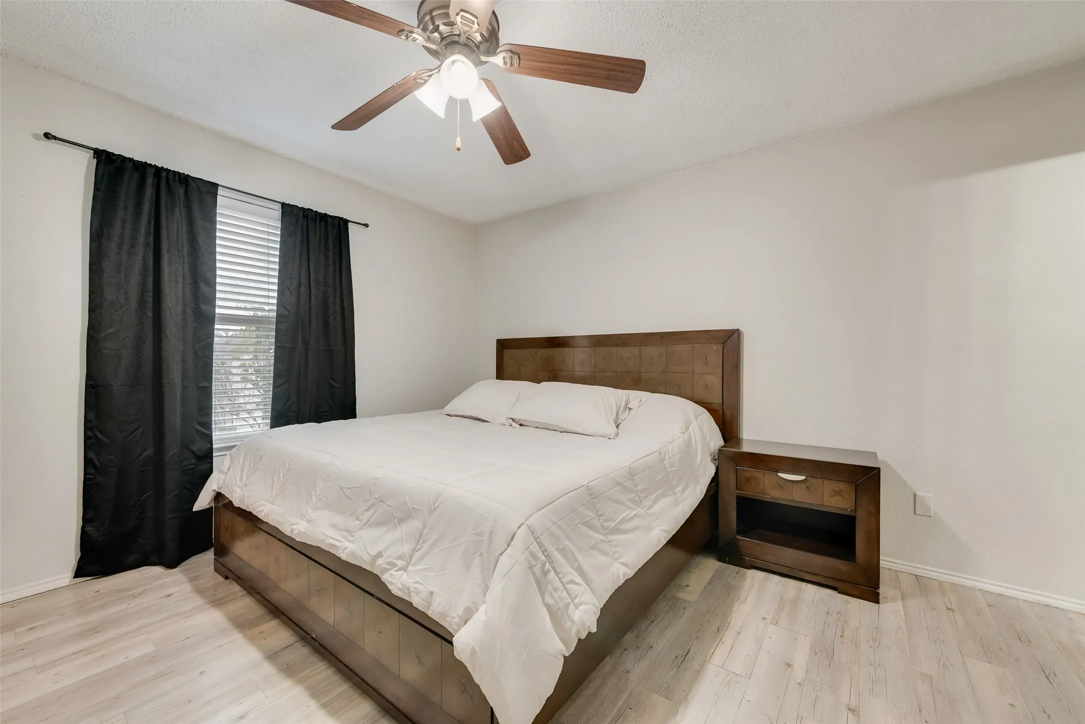 Single Family Residence For Sale in Dallas County , 301 Ensenada Plaza, Dallas, Texas 75211, 3 Bedroom, 3 Bathroom, 2 Garage spaces, 1,411 Sqft, built in 2000, mls#21328070, Real Estate Agent in Dallas, Homes For Sale in Dallas county, Homes For Sale in Dallas, Realtor in Dallas Texas, Real Estate Brokerage Independent Realty Texas, Luminita Cordes Realtor
