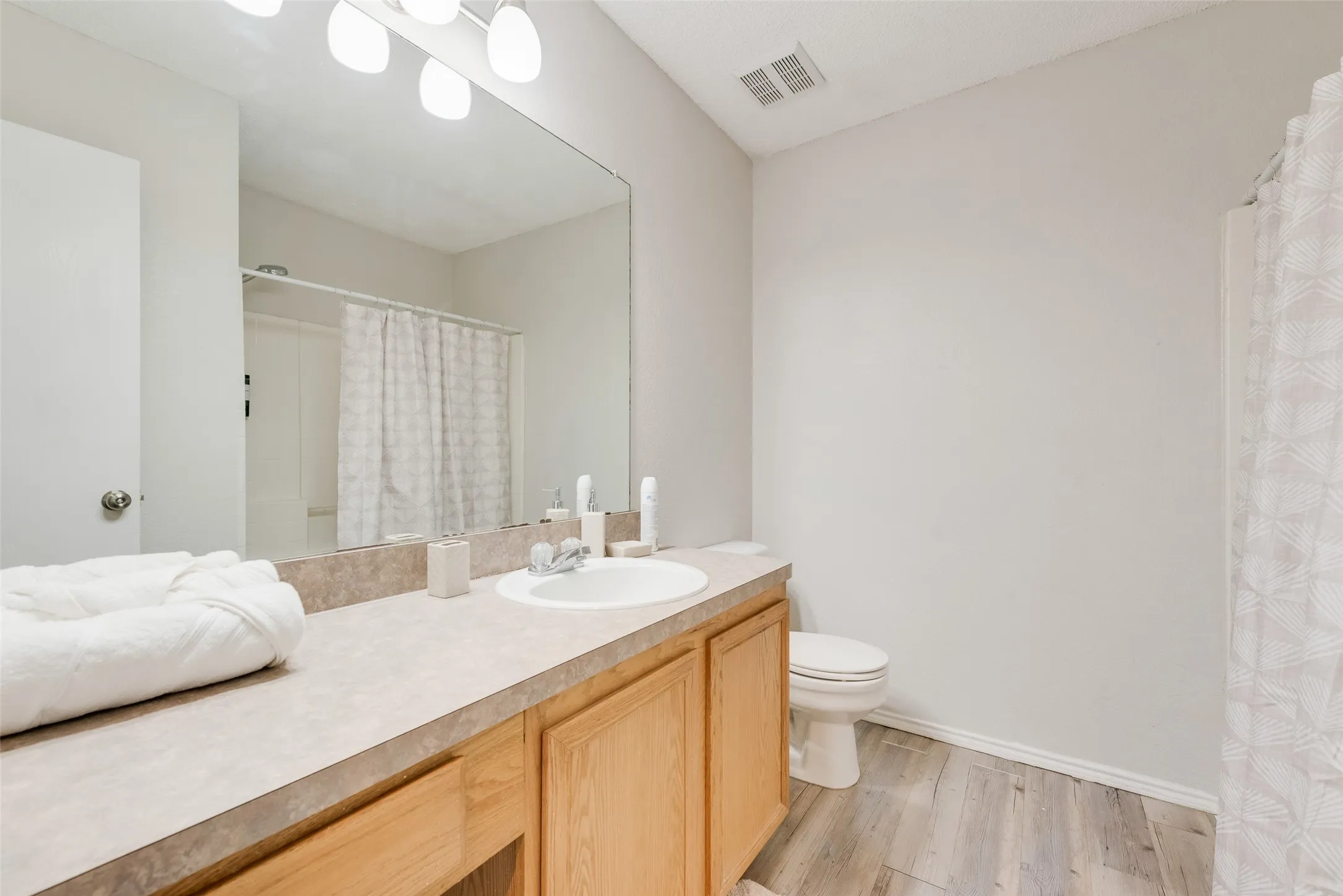Single Family Residence For Sale in Dallas County , 301 Ensenada Plaza, Dallas, Texas 75211, 3 Bedroom, 3 Bathroom, 2 Garage spaces, 1,411 Sqft, built in 2000, mls#21328070, Real Estate Agent in Dallas, Homes For Sale in Dallas county, Homes For Sale in Dallas, Realtor in Dallas Texas, Real Estate Brokerage Independent Realty Texas, Luminita Cordes Realtor