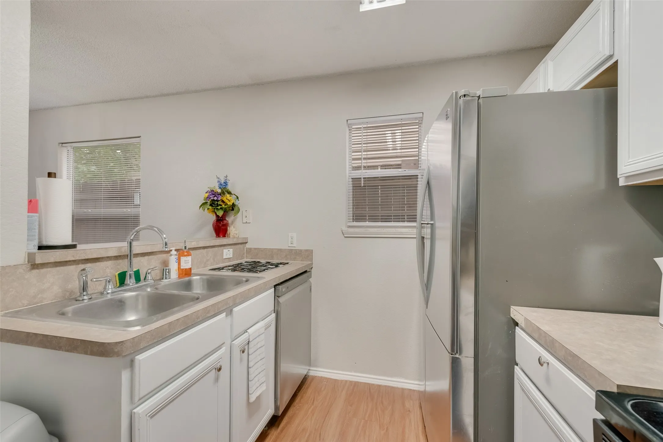 Single Family Residence For Sale in Dallas County , 301 Ensenada Plaza, Dallas, Texas 75211, 3 Bedroom, 3 Bathroom, 2 Garage spaces, 1,411 Sqft, built in 2000, mls#21328070, Real Estate Agent in Dallas, Homes For Sale in Dallas county, Homes For Sale in Dallas, Realtor in Dallas Texas, Real Estate Brokerage Independent Realty Texas, Luminita Cordes Realtor