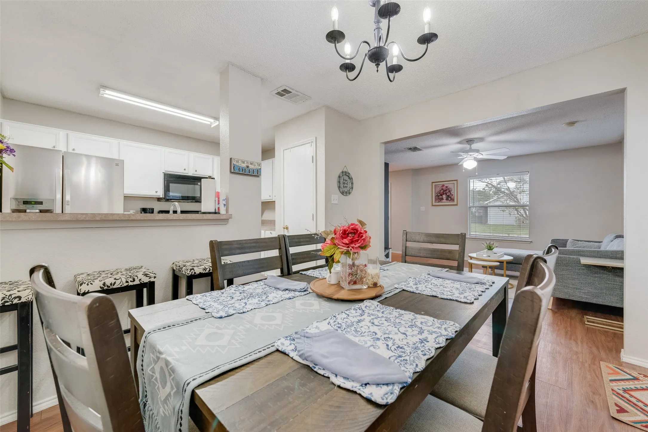 Single Family Residence For Sale in Dallas County , 301 Ensenada Plaza, Dallas, Texas 75211, 3 Bedroom, 3 Bathroom, 2 Garage spaces, 1,411 Sqft, built in 2000, mls#21328070, Real Estate Agent in Dallas, Homes For Sale in Dallas county, Homes For Sale in Dallas, Realtor in Dallas Texas, Real Estate Brokerage Independent Realty Texas, Luminita Cordes Realtor