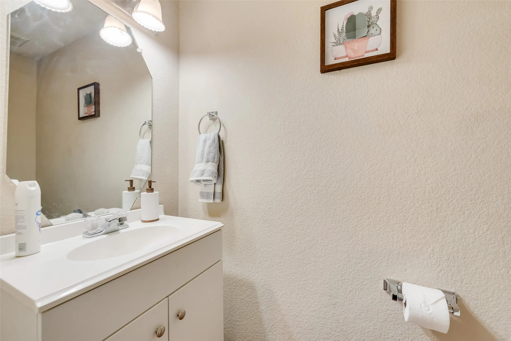 Single Family Residence For Sale in Dallas County , 301 Ensenada Plaza, Dallas, Texas 75211, 3 Bedroom, 3 Bathroom, 2 Garage spaces, 1,411 Sqft, built in 2000, mls#21328070, Real Estate Agent in Dallas, Homes For Sale in Dallas county, Homes For Sale in Dallas, Realtor in Dallas Texas, Real Estate Brokerage Independent Realty Texas, Luminita Cordes Realtor