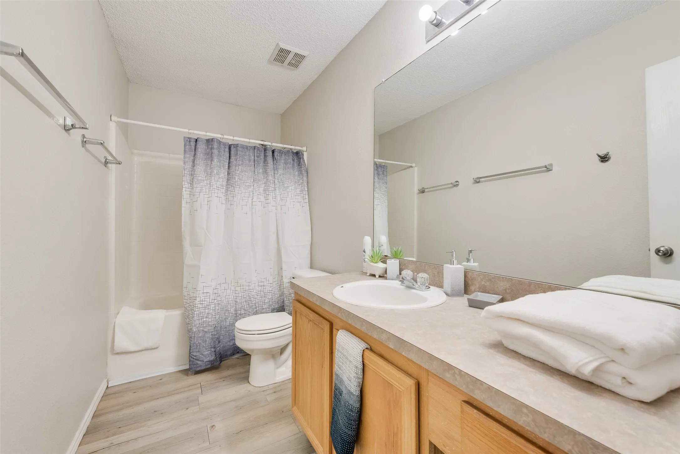 Single Family Residence For Sale in Dallas County , 301 Ensenada Plaza, Dallas, Texas 75211, 3 Bedroom, 3 Bathroom, 2 Garage spaces, 1,411 Sqft, built in 2000, mls#21328070, Real Estate Agent in Dallas, Homes For Sale in Dallas county, Homes For Sale in Dallas, Realtor in Dallas Texas, Real Estate Brokerage Independent Realty Texas, Luminita Cordes Realtor