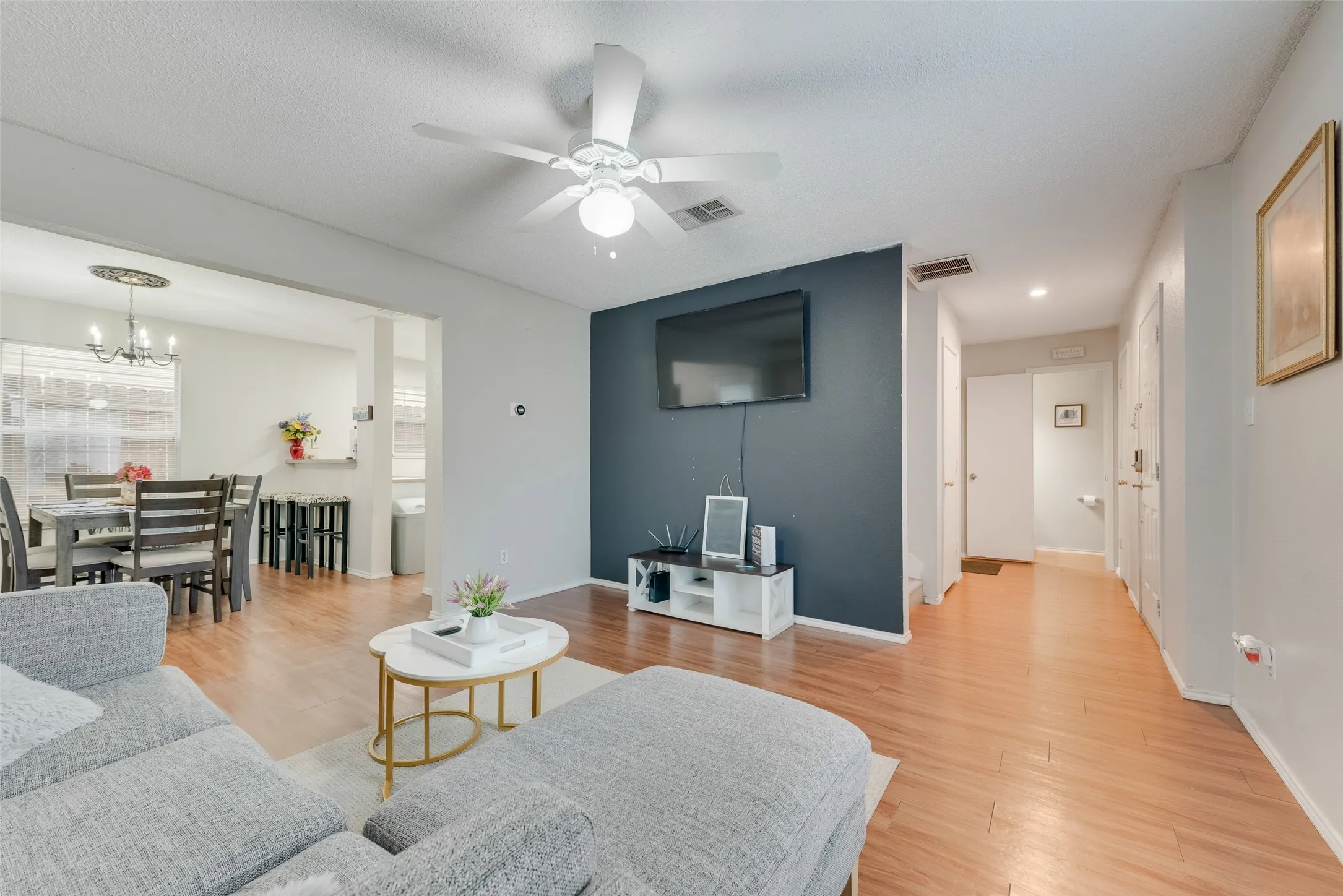 Single Family Residence For Sale in Dallas County , 301 Ensenada Plaza, Dallas, Texas 75211, 3 Bedroom, 3 Bathroom, 2 Garage spaces, 1,411 Sqft, built in 2000, mls#21328070, Real Estate Agent in Dallas, Homes For Sale in Dallas county, Homes For Sale in Dallas, Realtor in Dallas Texas, Real Estate Brokerage Independent Realty Texas, Luminita Cordes Realtor