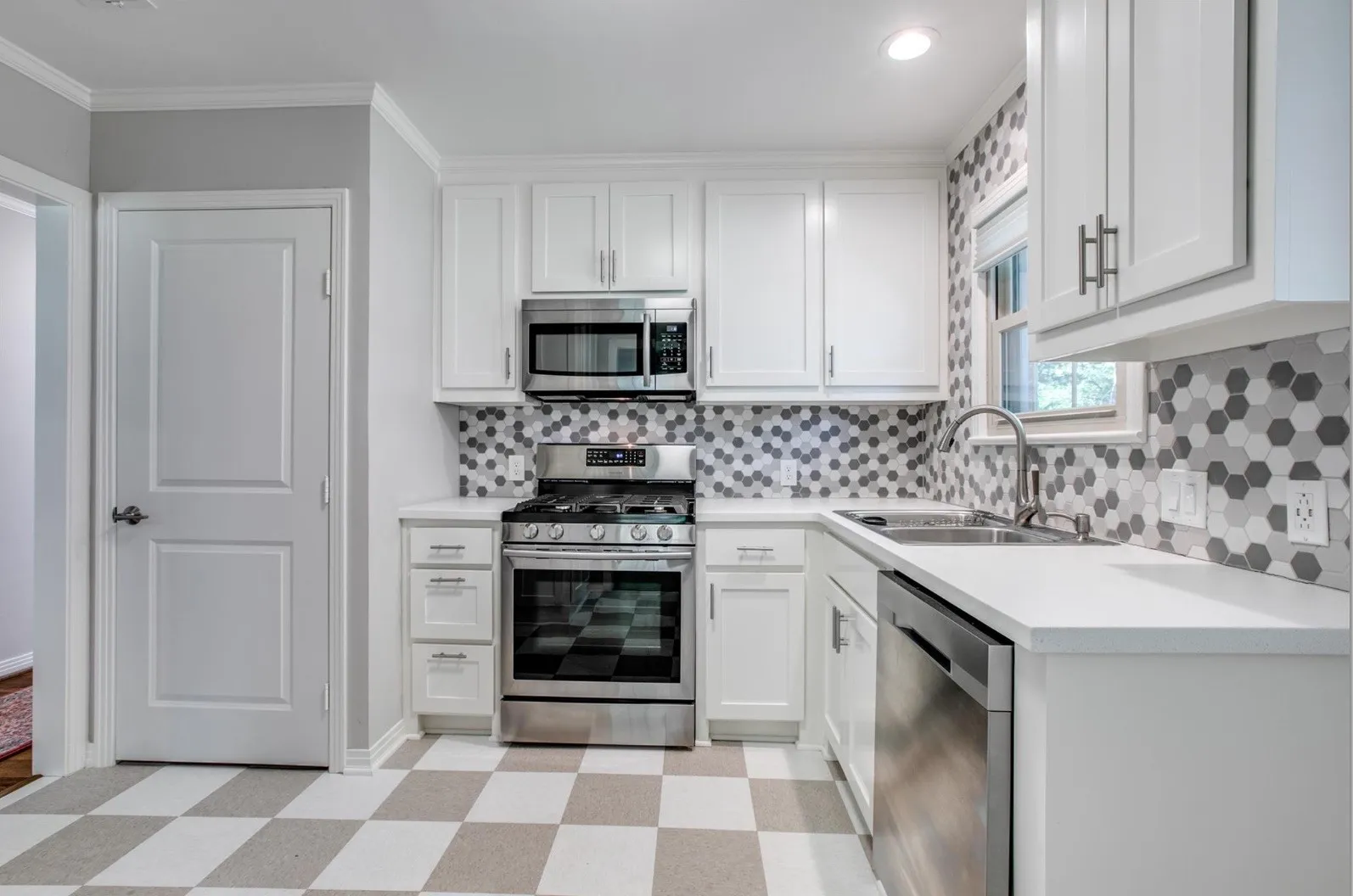 Duplex For Rent in Dallas County , 9210 San Fernando Way, Dallas, Texas 75218, 3 Bedroom, 2 Bathroom, Garage spaces, 1,606 Sqft, built in 1952, mls#21328243, Real Estate Agent in Dallas, Homes For Rent in Dallas county, Homes For Rent in Dallas, Realtor in Dallas Texas, Real Estate Brokerage Independent Realty Texas, Luminita Cordes Realtor