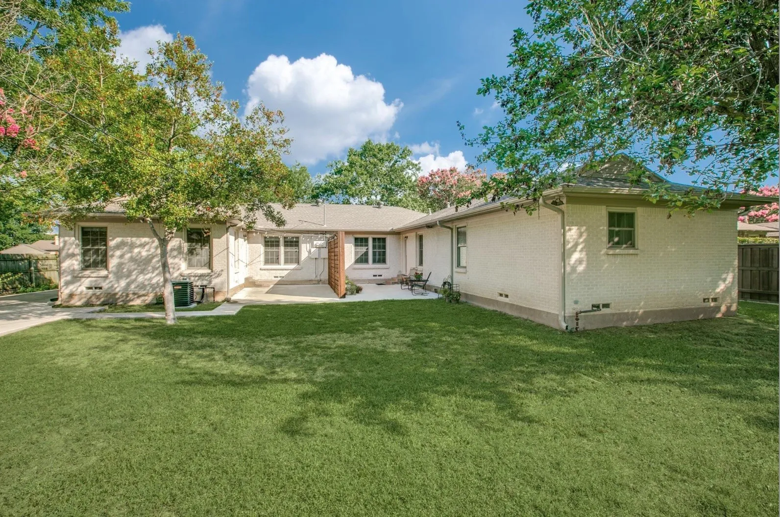 Duplex For Rent in Dallas County , 9210 San Fernando Way, Dallas, Texas 75218, 3 Bedroom, 2 Bathroom, Garage spaces, 1,606 Sqft, built in 1952, mls#21328243, Real Estate Agent in Dallas, Homes For Rent in Dallas county, Homes For Rent in Dallas, Realtor in Dallas Texas, Real Estate Brokerage Independent Realty Texas, Luminita Cordes Realtor