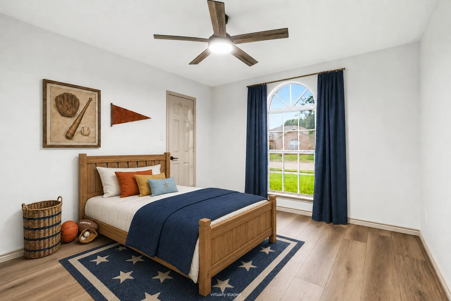 Hall bedroom for guests, an office space, or for your family, you will LOVE the windows!