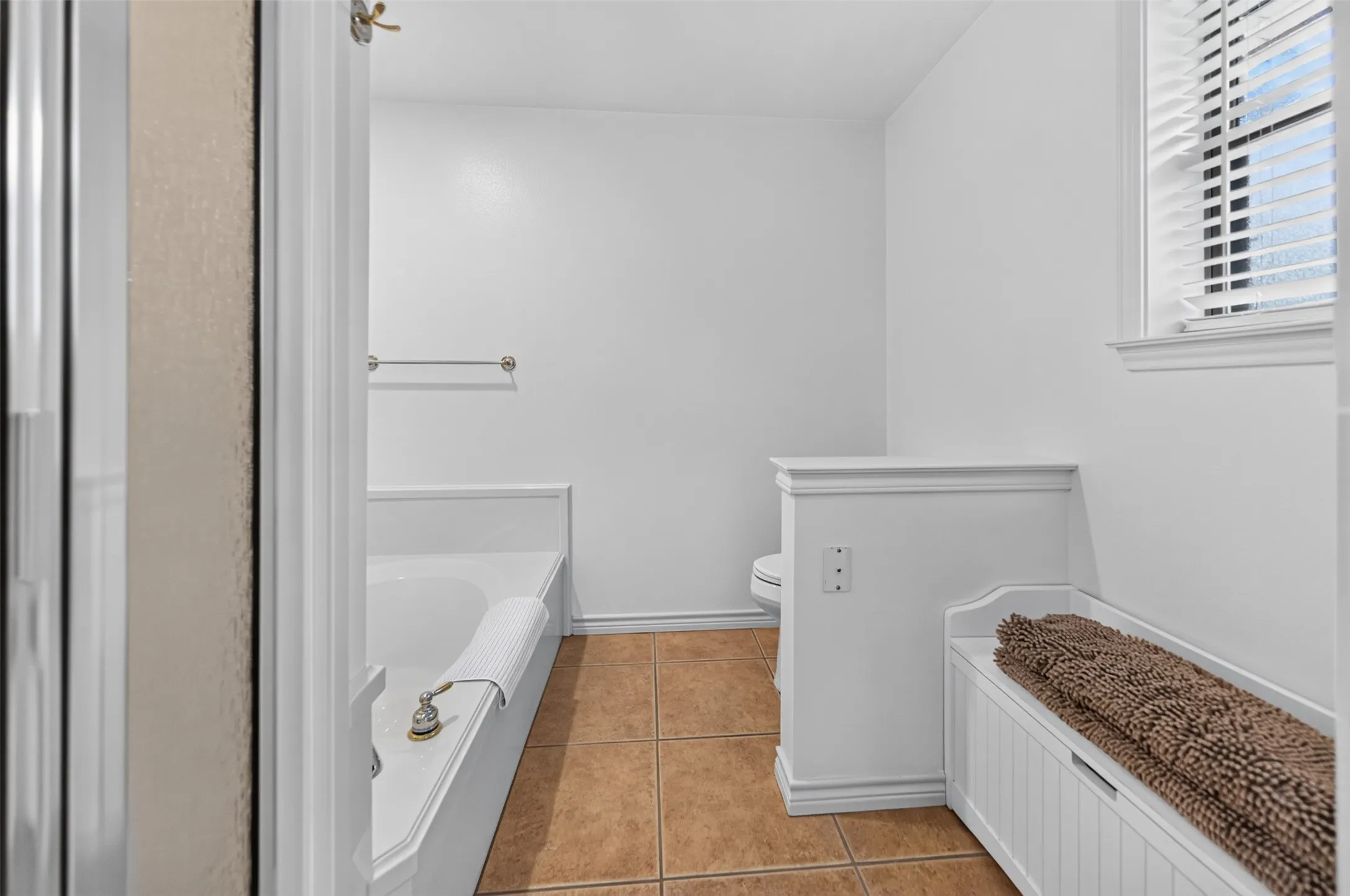 Single Family Residence For Sale in Wood County , 1325 Private Road 7905, Hawkins, Texas 75765, 3 Bedroom, 3 Bathroom, 2 Garage spaces, 2,106 Sqft, built in 2001, mls#21319885, Real Estate Agent in Hawkins, Homes For Sale in Wood county, Homes For Sale in Hawkins, Realtor in Hawkins Texas, Real Estate Brokerage Independent Realty Texas, Luminita Cordes Realtor