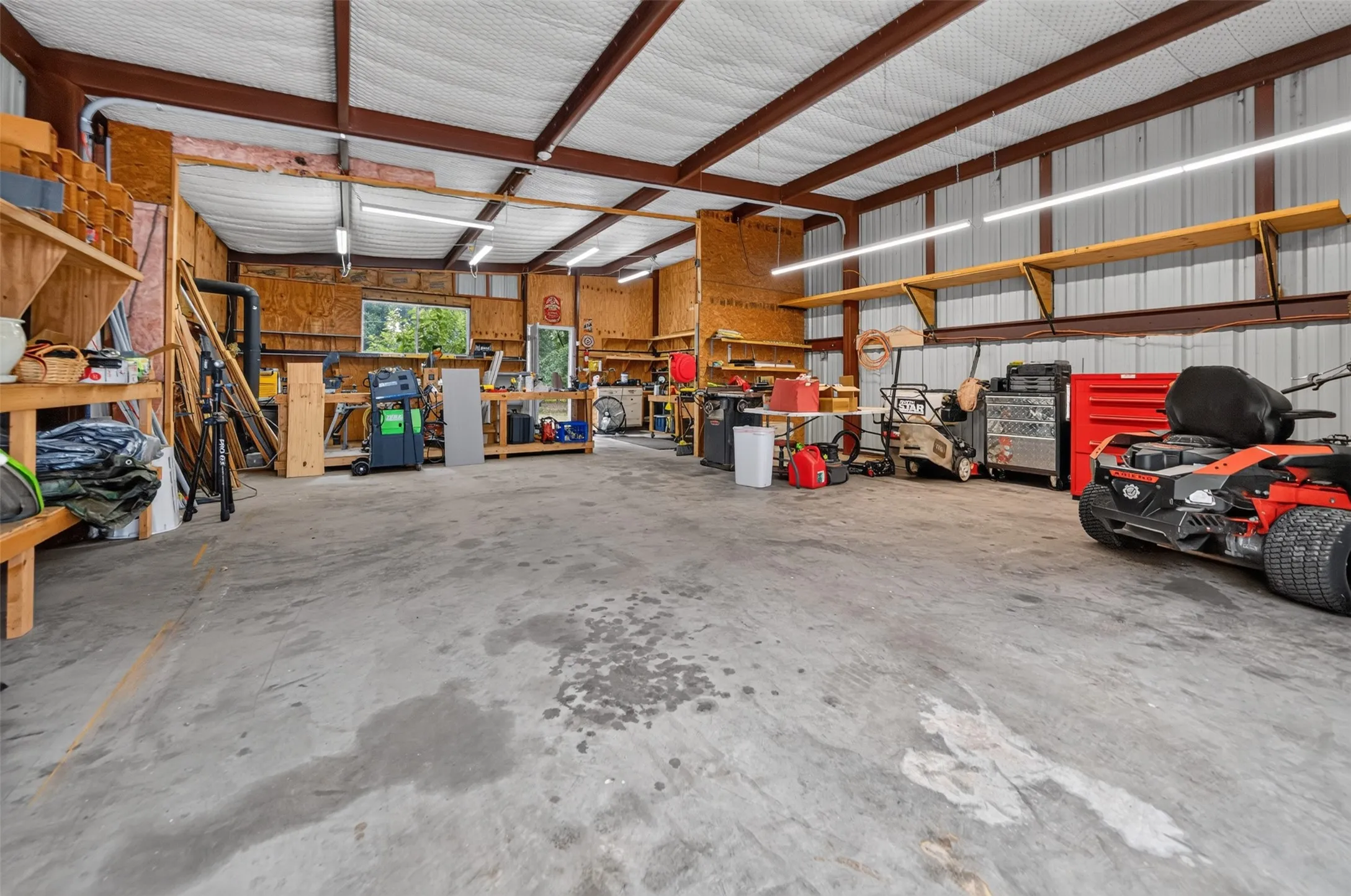 Single Family Residence For Sale in Wood County , 1325 Private Road 7905, Hawkins, Texas 75765, 3 Bedroom, 3 Bathroom, 2 Garage spaces, 2,106 Sqft, built in 2001, mls#21319885, Real Estate Agent in Hawkins, Homes For Sale in Wood county, Homes For Sale in Hawkins, Realtor in Hawkins Texas, Real Estate Brokerage Independent Realty Texas, Luminita Cordes Realtor