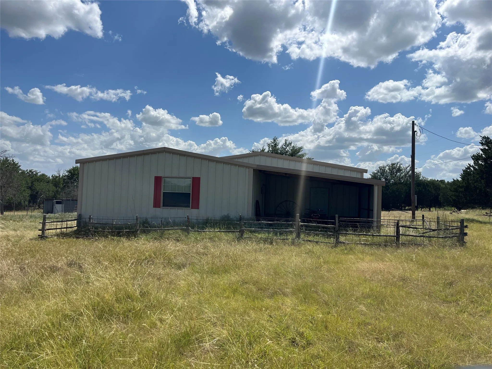 Single Family Residence For Sale in Bosque County , 895 County Road 2480, Hico, Texas 76457, 2 Bedroom, 2 Bathroom, Garage spaces, 1,312 Sqft, built in 1995, mls#21328267, Real Estate Agent in Hico, Homes For Sale in Bosque county, Homes For Sale in Hico, Realtor in Hico Texas, Real Estate Brokerage Independent Realty Texas, Luminita Cordes Realtor