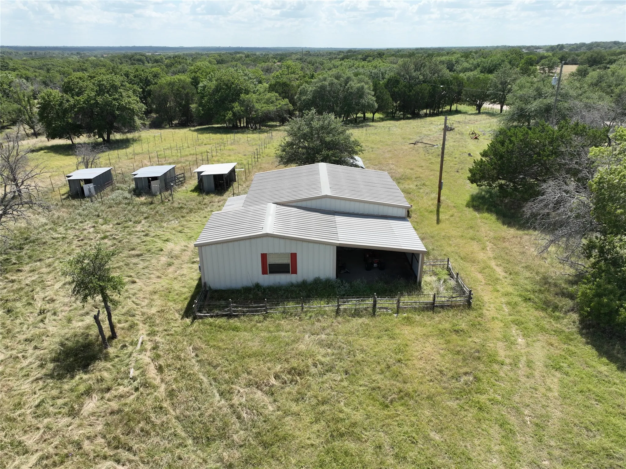 Single Family Residence For Sale in Bosque County , 895 County Road 2480, Hico, Texas 76457, 2 Bedroom, 2 Bathroom, Garage spaces, 1,312 Sqft, built in 1995, mls#21328267, Real Estate Agent in Hico, Homes For Sale in Bosque county, Homes For Sale in Hico, Realtor in Hico Texas, Real Estate Brokerage Independent Realty Texas, Luminita Cordes Realtor