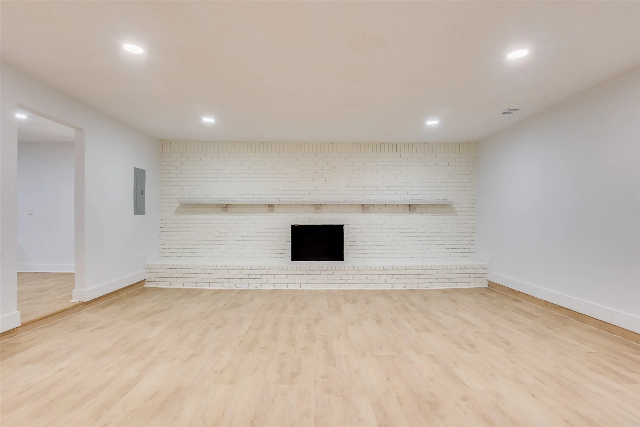 Single Family Residence For Sale in Dallas County , 1614 Dakota Drive, Garland, Texas 75043, 3 Bedroom, 2 Bathroom, Garage spaces, 2,190 Sqft, built in 1959, mls#21328222, Real Estate Agent in Garland, Homes For Sale in Dallas county, Homes For Sale in Garland, Realtor in Garland Texas, Real Estate Brokerage Independent Realty Texas, Luminita Cordes Realtor