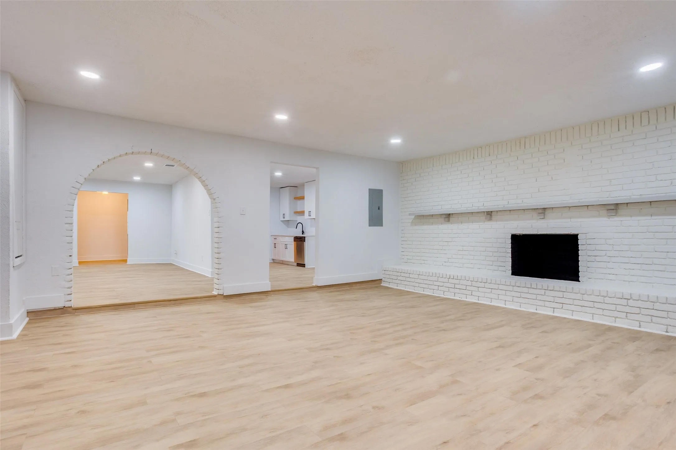 Single Family Residence For Sale in Dallas County , 1614 Dakota Drive, Garland, Texas 75043, 3 Bedroom, 2 Bathroom, Garage spaces, 2,190 Sqft, built in 1959, mls#21328222, Real Estate Agent in Garland, Homes For Sale in Dallas county, Homes For Sale in Garland, Realtor in Garland Texas, Real Estate Brokerage Independent Realty Texas, Luminita Cordes Realtor