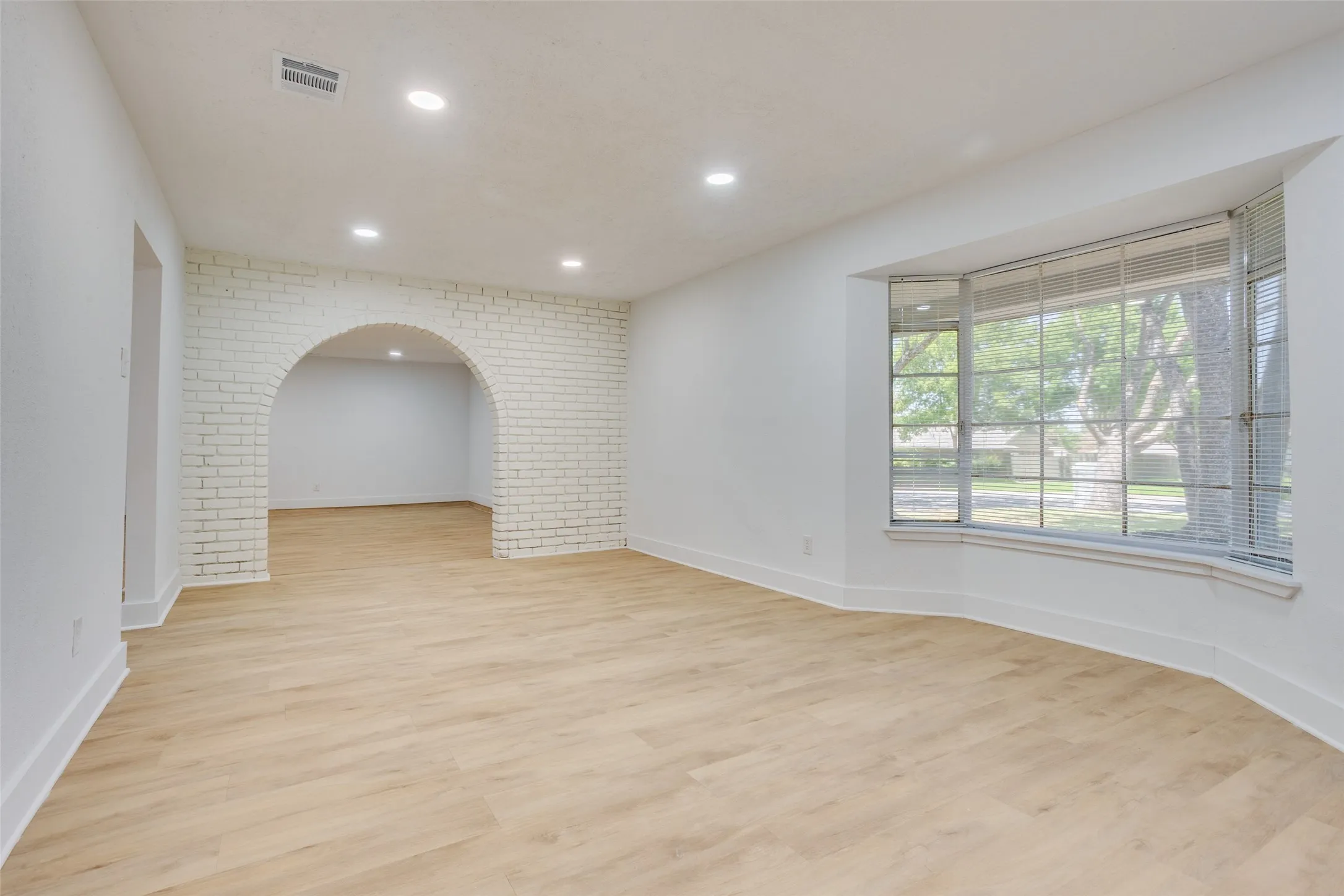 Single Family Residence For Sale in Dallas County , 1614 Dakota Drive, Garland, Texas 75043, 3 Bedroom, 2 Bathroom, Garage spaces, 2,190 Sqft, built in 1959, mls#21328222, Real Estate Agent in Garland, Homes For Sale in Dallas county, Homes For Sale in Garland, Realtor in Garland Texas, Real Estate Brokerage Independent Realty Texas, Luminita Cordes Realtor