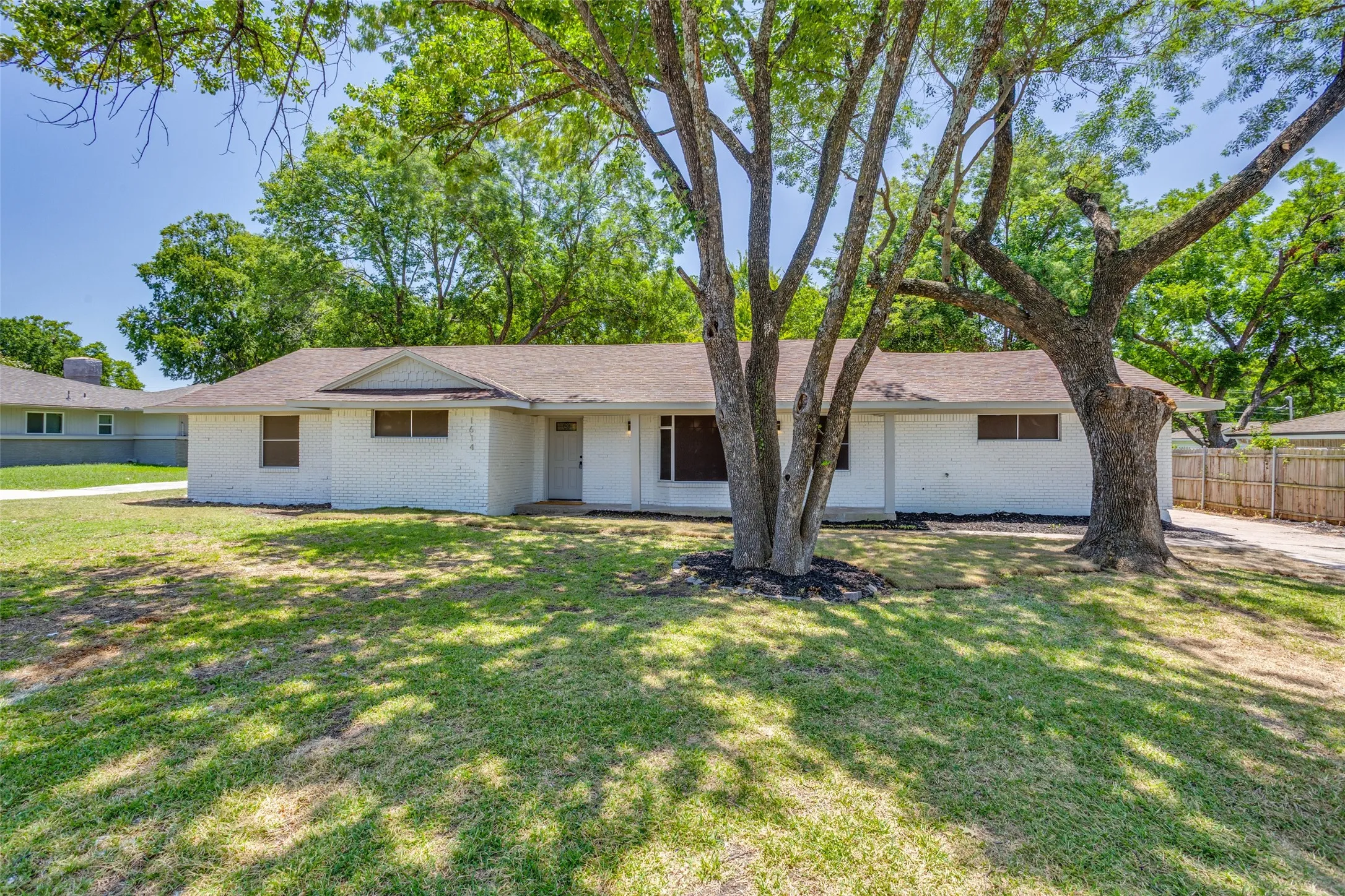 Single Family Residence For Sale in Dallas County , 1614 Dakota Drive, Garland, Texas 75043, 3 Bedroom, 2 Bathroom, Garage spaces, 2,190 Sqft, built in 1959, mls#21328222, Real Estate Agent in Garland, Homes For Sale in Dallas county, Homes For Sale in Garland, Realtor in Garland Texas, Real Estate Brokerage Independent Realty Texas, Luminita Cordes Realtor