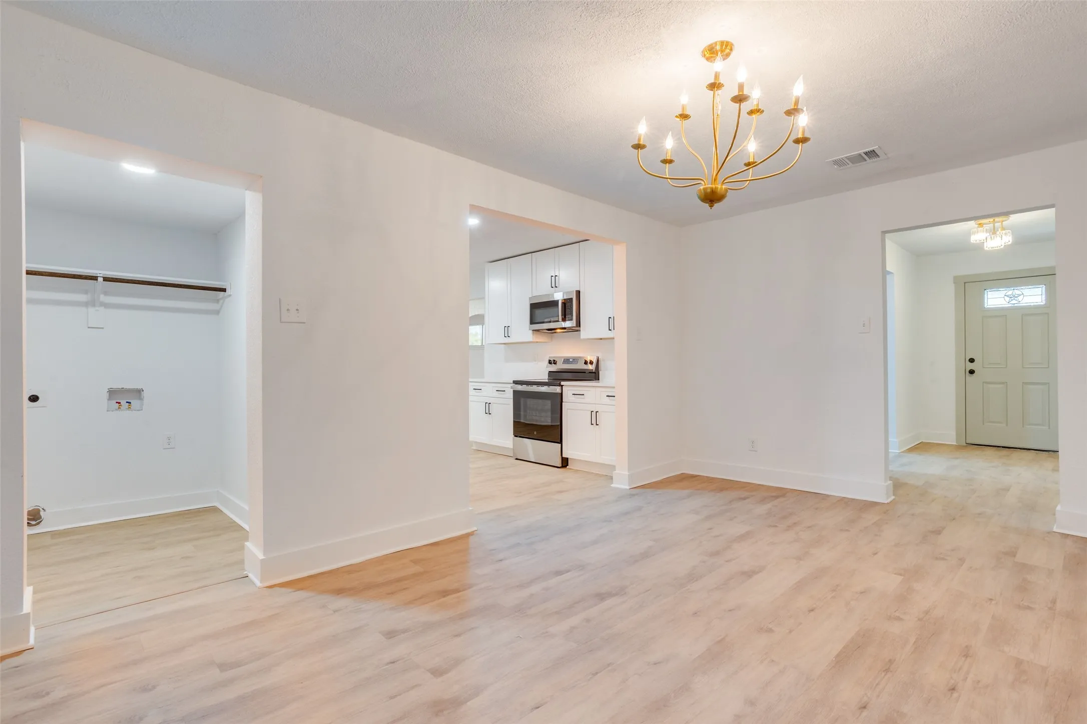 Single Family Residence For Sale in Dallas County , 1614 Dakota Drive, Garland, Texas 75043, 3 Bedroom, 2 Bathroom, Garage spaces, 2,190 Sqft, built in 1959, mls#21328222, Real Estate Agent in Garland, Homes For Sale in Dallas county, Homes For Sale in Garland, Realtor in Garland Texas, Real Estate Brokerage Independent Realty Texas, Luminita Cordes Realtor