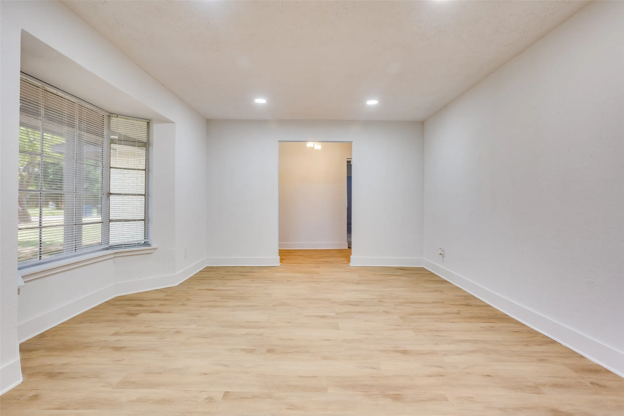Single Family Residence For Sale in Dallas County , 1614 Dakota Drive, Garland, Texas 75043, 3 Bedroom, 2 Bathroom, Garage spaces, 2,190 Sqft, built in 1959, mls#21328222, Real Estate Agent in Garland, Homes For Sale in Dallas county, Homes For Sale in Garland, Realtor in Garland Texas, Real Estate Brokerage Independent Realty Texas, Luminita Cordes Realtor