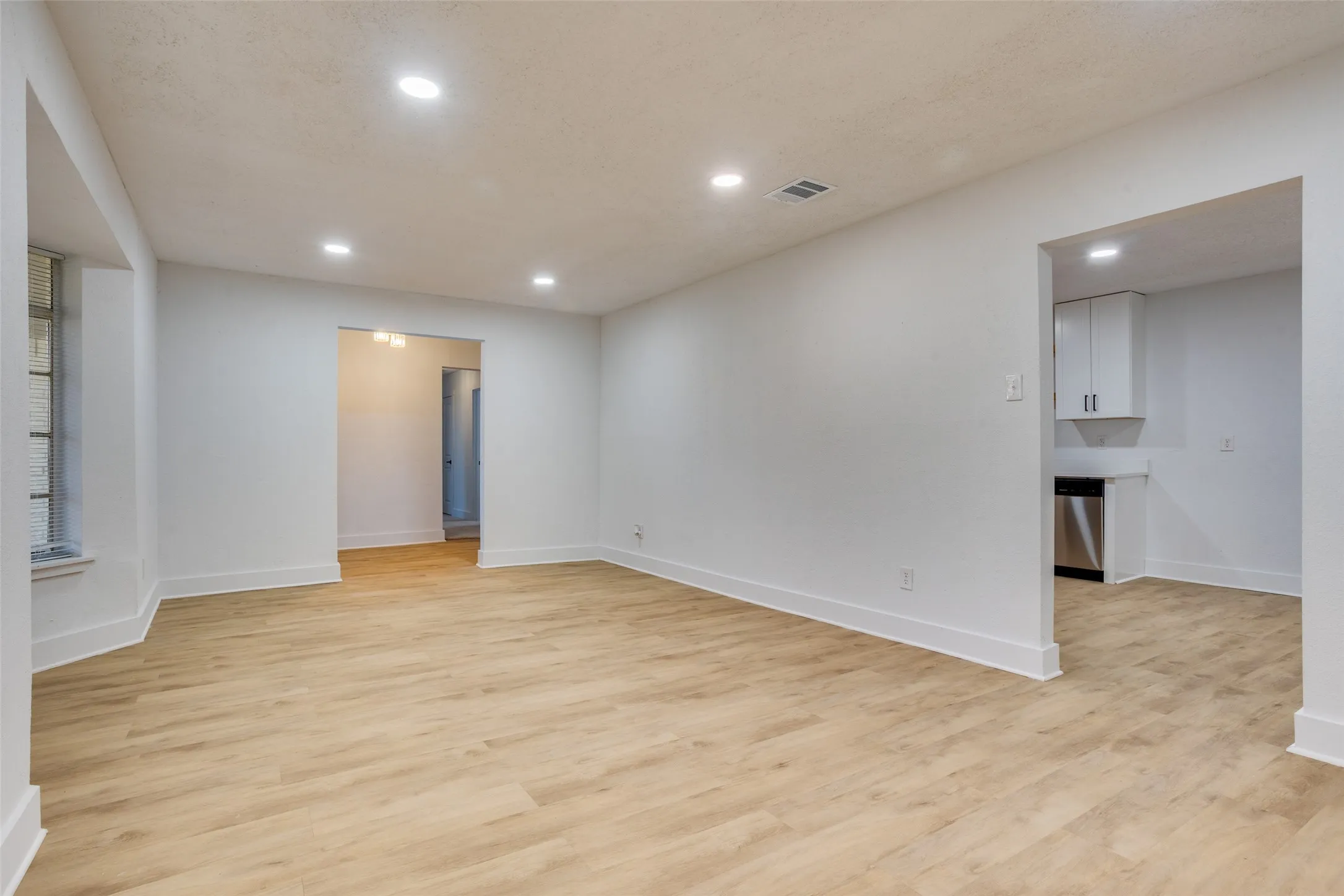 Single Family Residence For Sale in Dallas County , 1614 Dakota Drive, Garland, Texas 75043, 3 Bedroom, 2 Bathroom, Garage spaces, 2,190 Sqft, built in 1959, mls#21328222, Real Estate Agent in Garland, Homes For Sale in Dallas county, Homes For Sale in Garland, Realtor in Garland Texas, Real Estate Brokerage Independent Realty Texas, Luminita Cordes Realtor