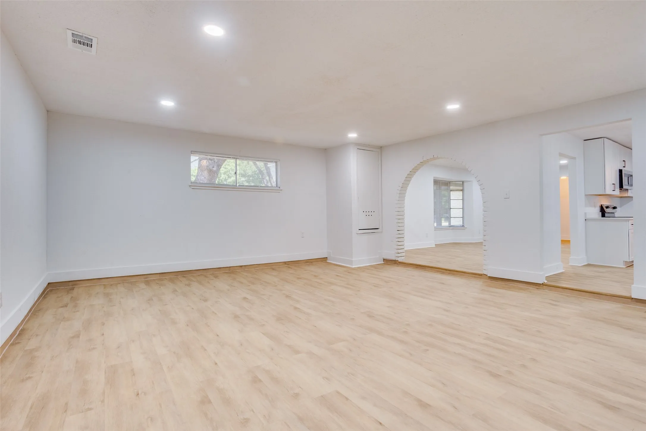 Single Family Residence For Sale in Dallas County , 1614 Dakota Drive, Garland, Texas 75043, 3 Bedroom, 2 Bathroom, Garage spaces, 2,190 Sqft, built in 1959, mls#21328222, Real Estate Agent in Garland, Homes For Sale in Dallas county, Homes For Sale in Garland, Realtor in Garland Texas, Real Estate Brokerage Independent Realty Texas, Luminita Cordes Realtor