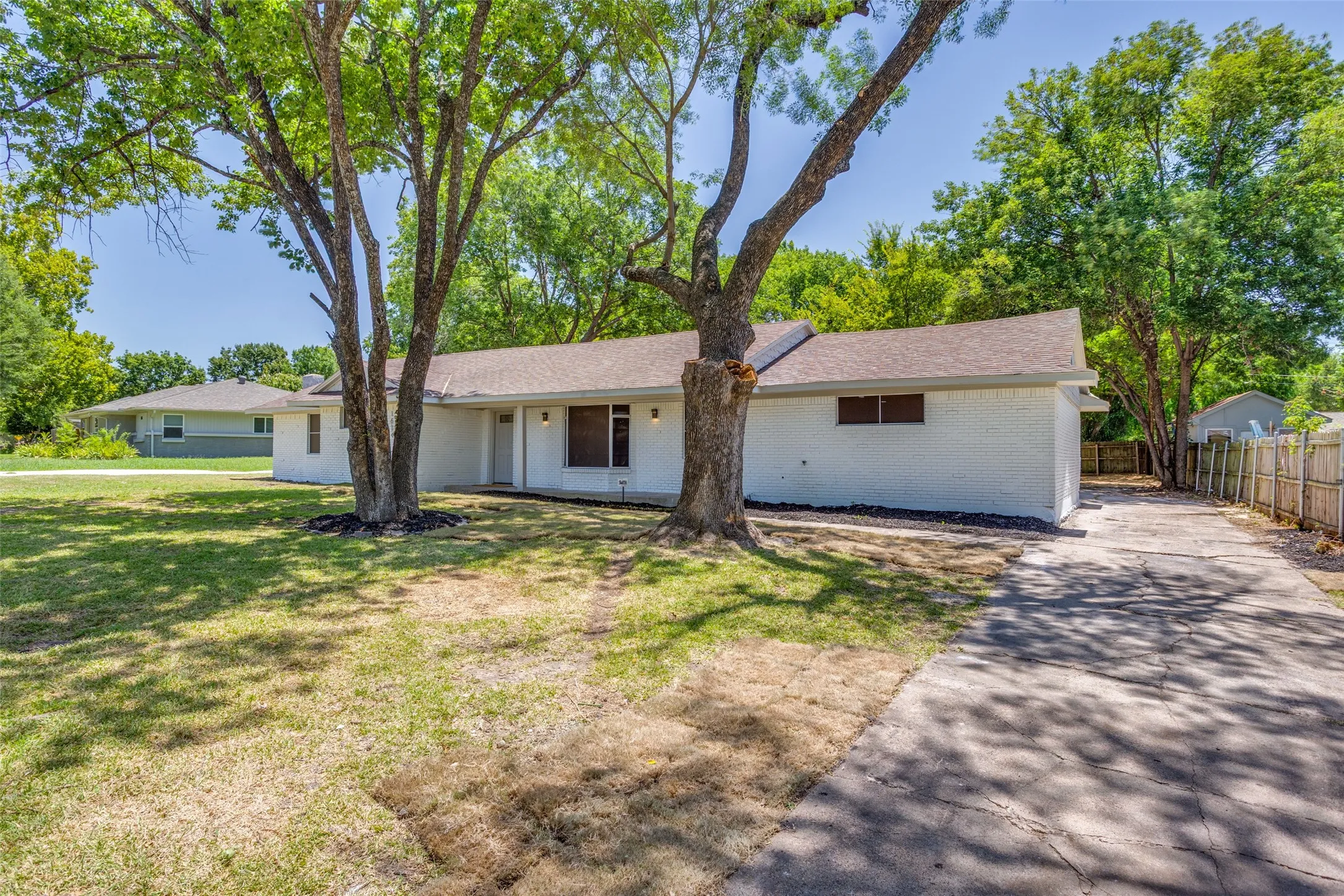 Single Family Residence For Sale in Dallas County , 1614 Dakota Drive, Garland, Texas 75043, 3 Bedroom, 2 Bathroom, Garage spaces, 2,190 Sqft, built in 1959, mls#21328222, Real Estate Agent in Garland, Homes For Sale in Dallas county, Homes For Sale in Garland, Realtor in Garland Texas, Real Estate Brokerage Independent Realty Texas, Luminita Cordes Realtor