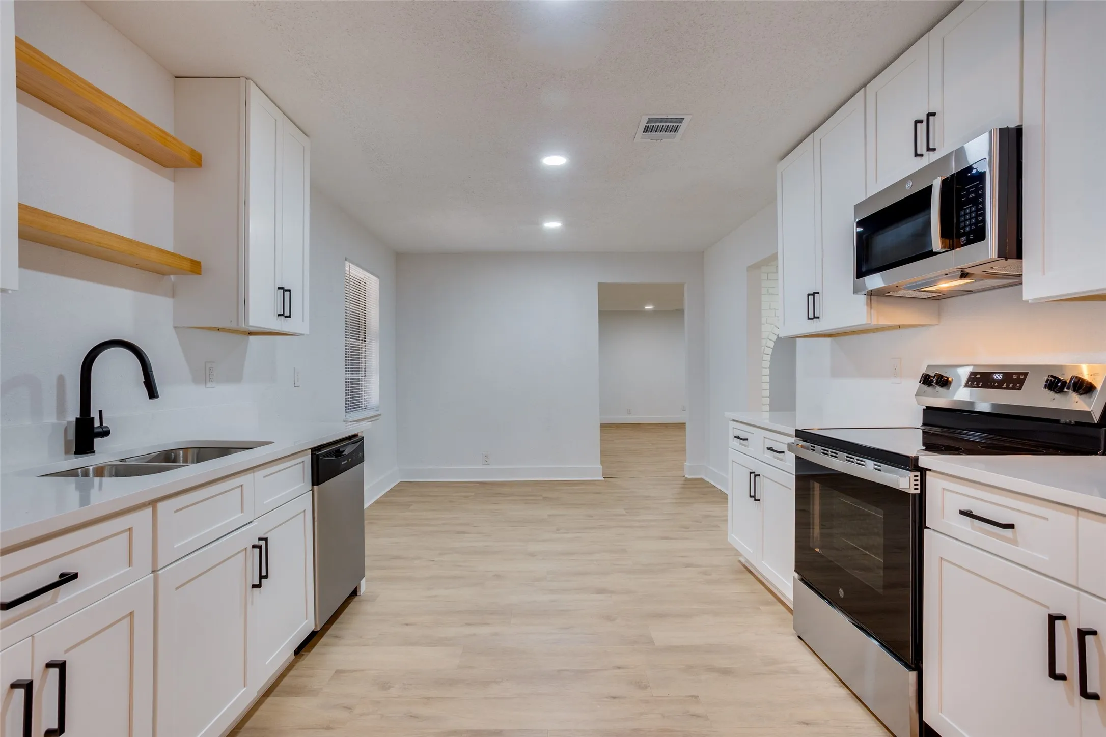 Single Family Residence For Sale in Dallas County , 1614 Dakota Drive, Garland, Texas 75043, 3 Bedroom, 2 Bathroom, Garage spaces, 2,190 Sqft, built in 1959, mls#21328222, Real Estate Agent in Garland, Homes For Sale in Dallas county, Homes For Sale in Garland, Realtor in Garland Texas, Real Estate Brokerage Independent Realty Texas, Luminita Cordes Realtor