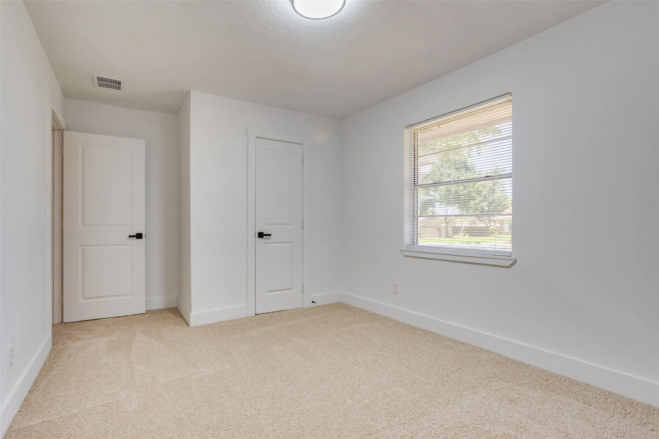 Single Family Residence For Sale in Dallas County , 1614 Dakota Drive, Garland, Texas 75043, 3 Bedroom, 2 Bathroom, Garage spaces, 2,190 Sqft, built in 1959, mls#21328222, Real Estate Agent in Garland, Homes For Sale in Dallas county, Homes For Sale in Garland, Realtor in Garland Texas, Real Estate Brokerage Independent Realty Texas, Luminita Cordes Realtor