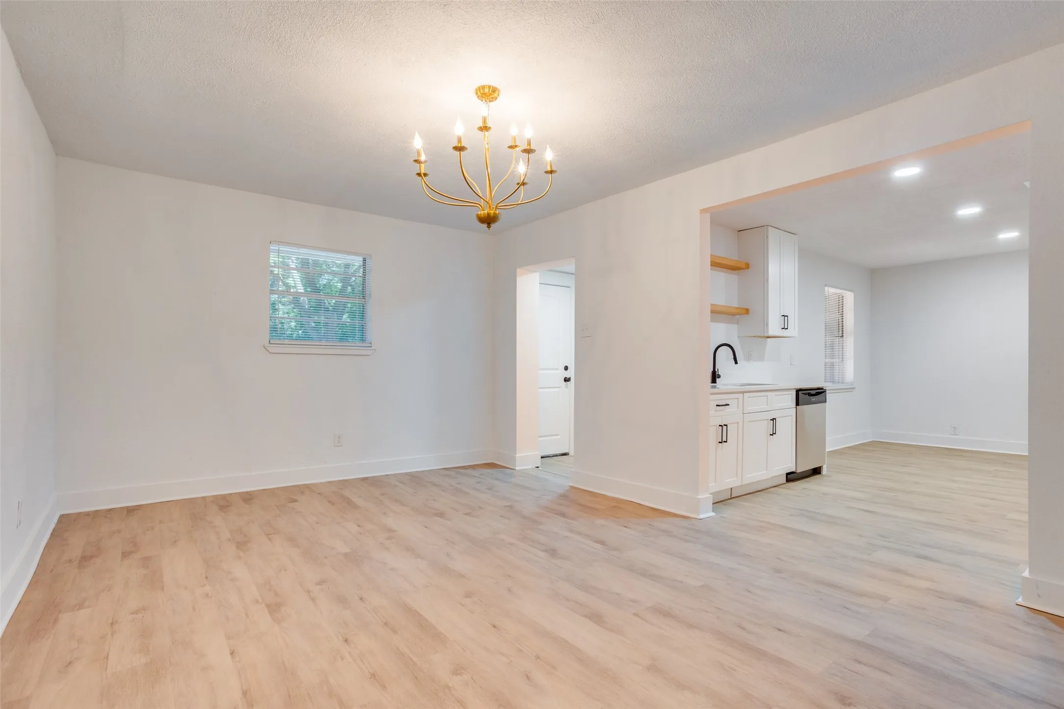 Single Family Residence For Sale in Dallas County , 1614 Dakota Drive, Garland, Texas 75043, 3 Bedroom, 2 Bathroom, Garage spaces, 2,190 Sqft, built in 1959, mls#21328222, Real Estate Agent in Garland, Homes For Sale in Dallas county, Homes For Sale in Garland, Realtor in Garland Texas, Real Estate Brokerage Independent Realty Texas, Luminita Cordes Realtor