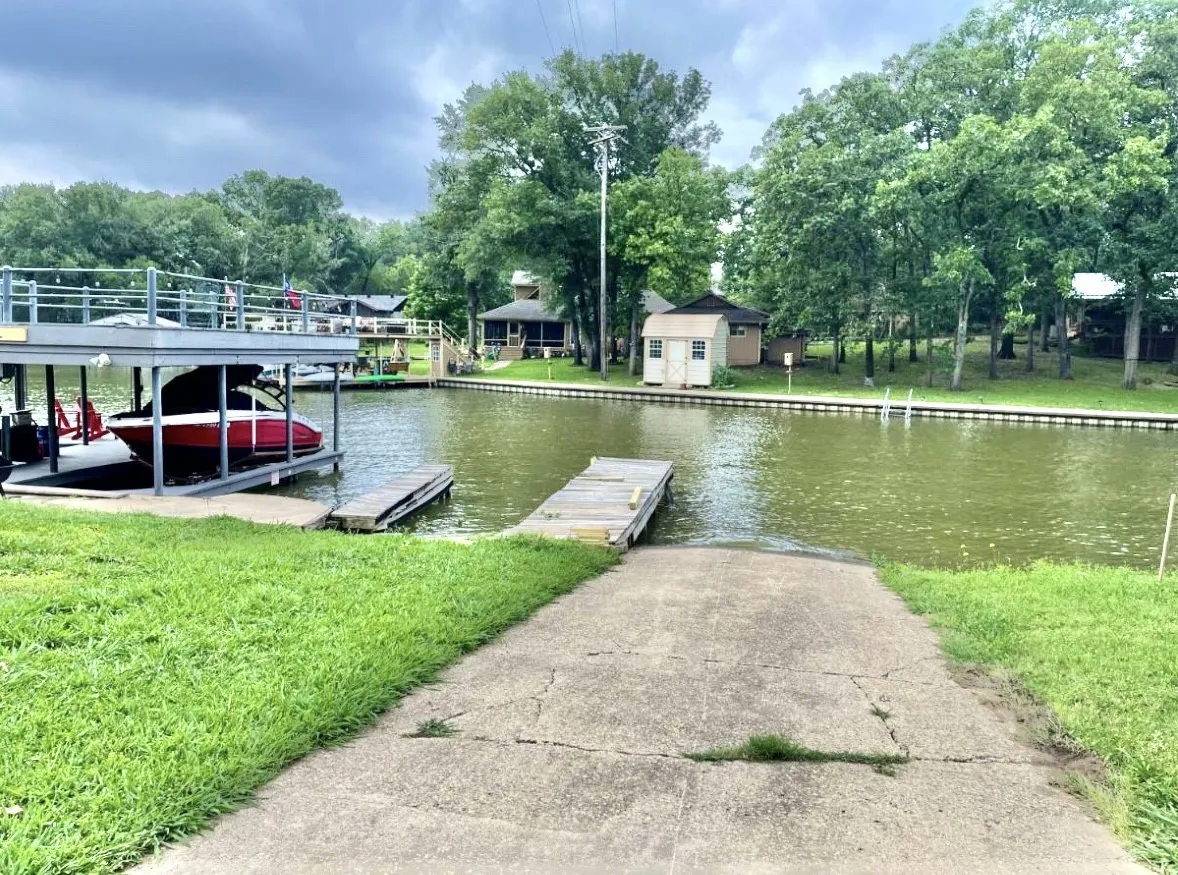 Single Family Residence For Sale in Henderson County , 308 Hickory Drive, Tool, Texas 75143, 3 Bedroom, 2 Bathroom, Garage spaces, 1,306 Sqft, built in 1982, mls#21325752, Real Estate Agent in Tool, Homes For Sale in Henderson county, Homes For Sale in Tool, Realtor in Tool Texas, Real Estate Brokerage Independent Realty Texas, Luminita Cordes Realtor