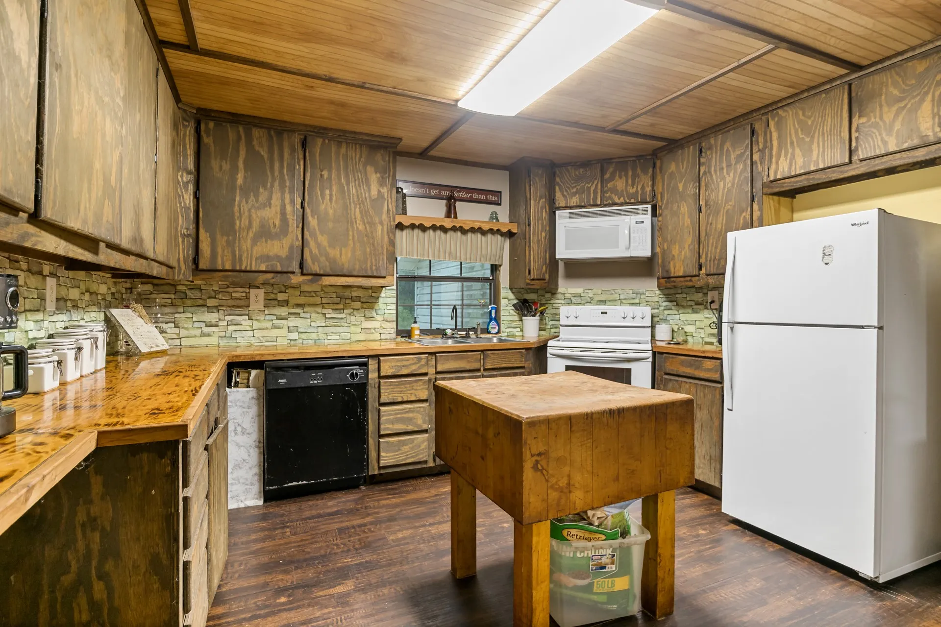 Single Family Residence For Sale in Cass County , 1710 COUNTY ROAD 2928, Hughes Springs, Texas 75656, 3 Bedroom, 2 Bathroom, 2 Garage spaces, 2,112 Sqft, built in 1980, mls#21328277, Real Estate Agent in Hughes Springs, Homes For Sale in Cass county, Homes For Sale in Hughes Springs, Realtor in Hughes Springs Texas, Real Estate Brokerage Independent Realty Texas, Luminita Cordes Realtor