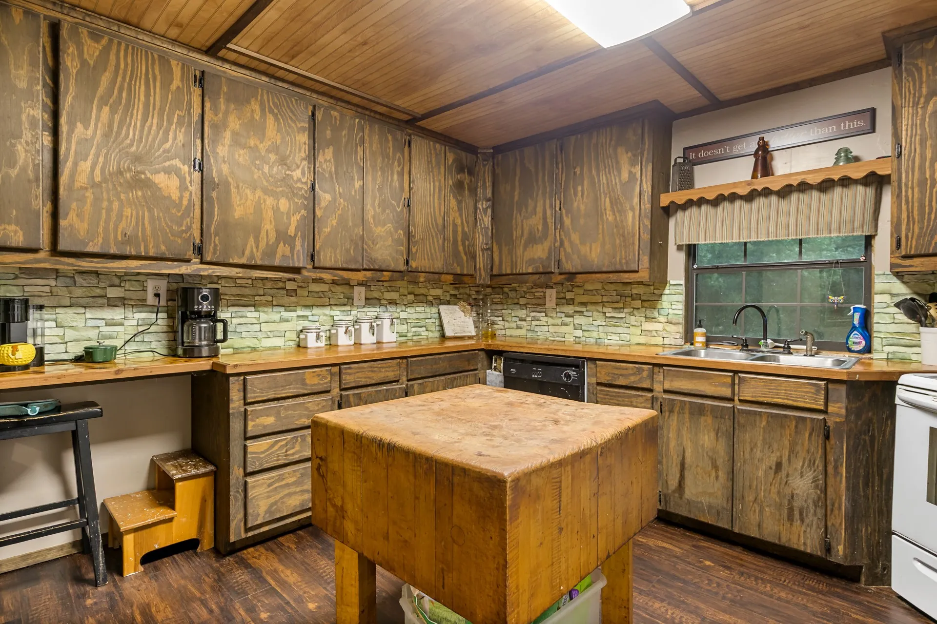 Single Family Residence For Sale in Cass County , 1710 COUNTY ROAD 2928, Hughes Springs, Texas 75656, 3 Bedroom, 2 Bathroom, 2 Garage spaces, 2,112 Sqft, built in 1980, mls#21328277, Real Estate Agent in Hughes Springs, Homes For Sale in Cass county, Homes For Sale in Hughes Springs, Realtor in Hughes Springs Texas, Real Estate Brokerage Independent Realty Texas, Luminita Cordes Realtor