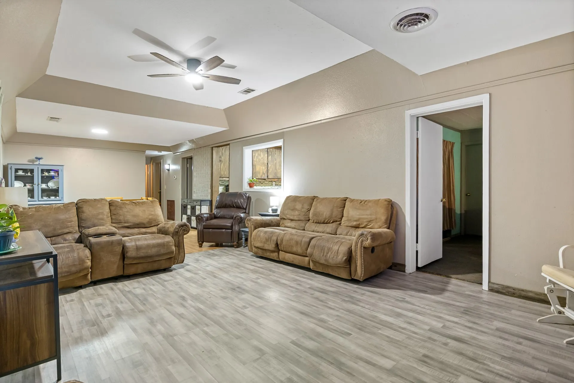 Single Family Residence For Sale in Cass County , 1710 COUNTY ROAD 2928, Hughes Springs, Texas 75656, 3 Bedroom, 2 Bathroom, 2 Garage spaces, 2,112 Sqft, built in 1980, mls#21328277, Real Estate Agent in Hughes Springs, Homes For Sale in Cass county, Homes For Sale in Hughes Springs, Realtor in Hughes Springs Texas, Real Estate Brokerage Independent Realty Texas, Luminita Cordes Realtor