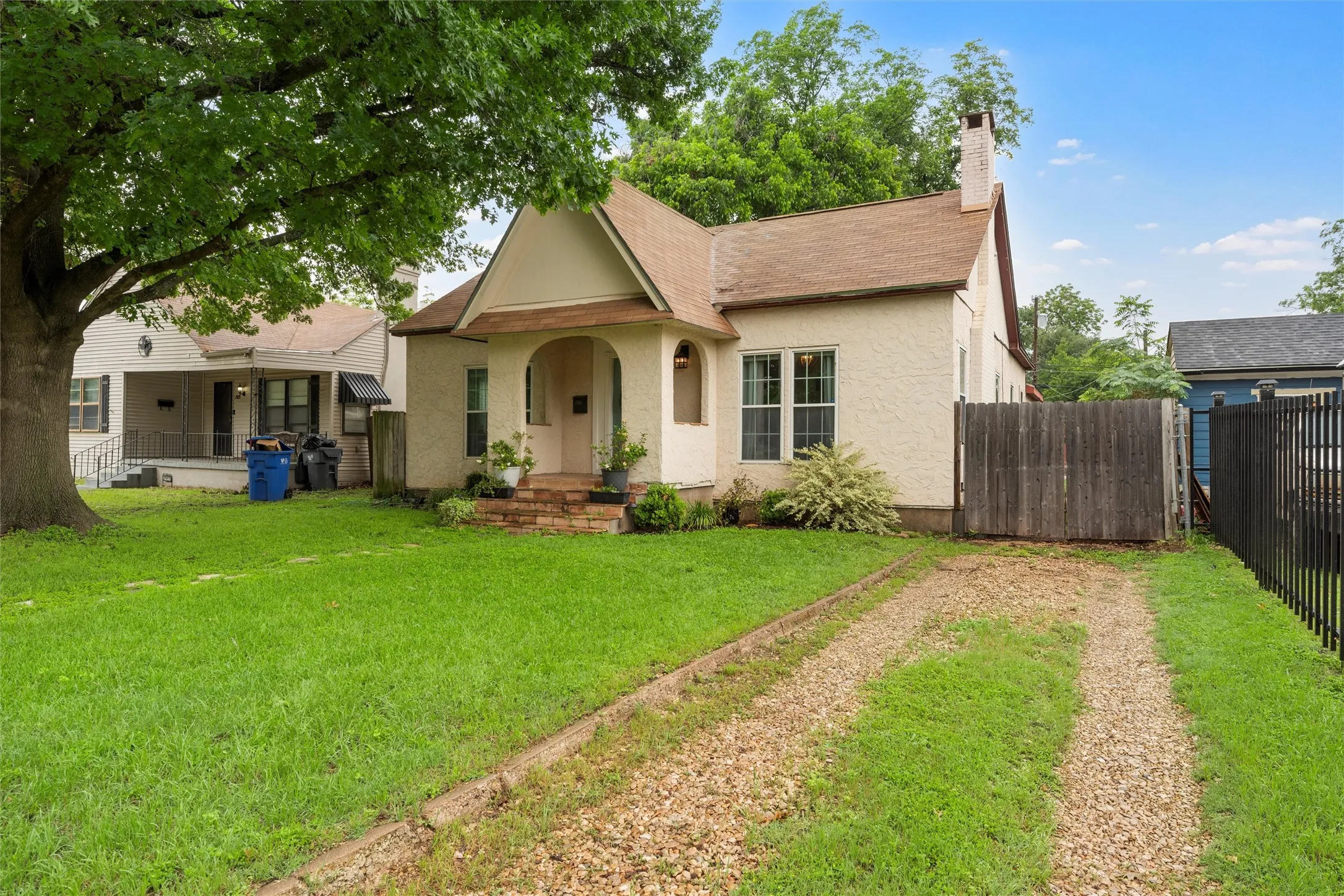 Single Family Residence For Sale in Mc Lennan County , 2923 Live Oak Avenue, Waco, Texas 76708, 2 Bedroom, 2 Bathroom, Garage spaces, 1,591 Sqft, built in 1935, mls#21328276, Real Estate Agent in Waco, Homes For Sale in Mc Lennan county, Homes For Sale in Waco, Realtor in Waco Texas, Real Estate Brokerage Independent Realty Texas, Luminita Cordes Realtor