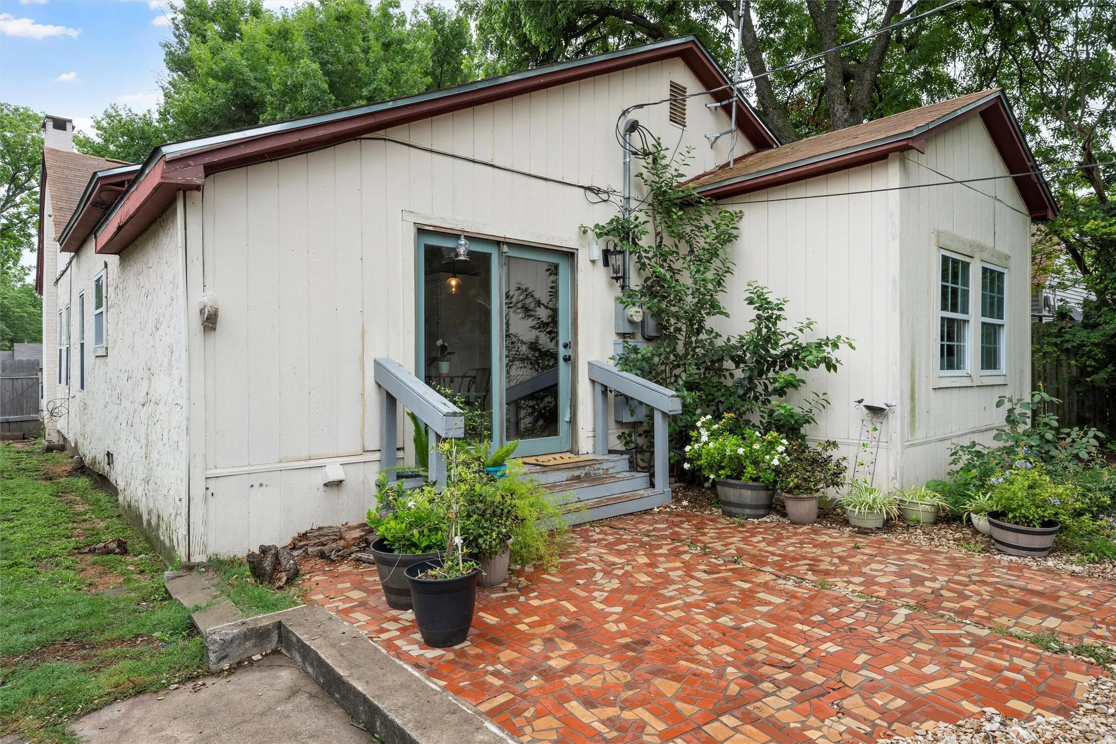 Single Family Residence For Sale in Mc Lennan County , 2923 Live Oak Avenue, Waco, Texas 76708, 2 Bedroom, 2 Bathroom, Garage spaces, 1,591 Sqft, built in 1935, mls#21328276, Real Estate Agent in Waco, Homes For Sale in Mc Lennan county, Homes For Sale in Waco, Realtor in Waco Texas, Real Estate Brokerage Independent Realty Texas, Luminita Cordes Realtor