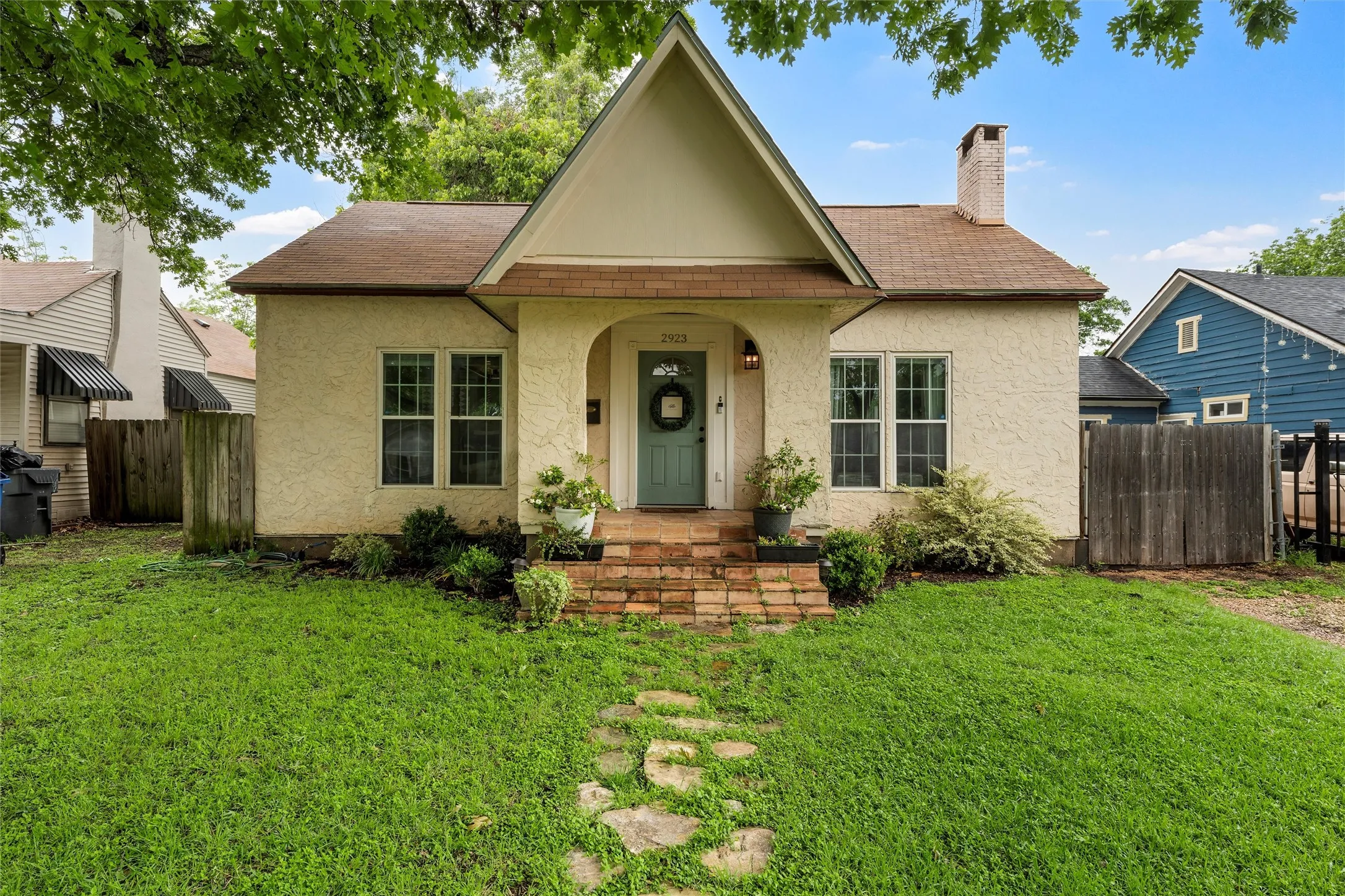 Single Family Residence For Sale in Mc Lennan County , 2923 Live Oak Avenue, Waco, Texas 76708, 2 Bedroom, 2 Bathroom, Garage spaces, 1,591 Sqft, built in 1935, mls#21328276, Real Estate Agent in Waco, Homes For Sale in Mc Lennan county, Homes For Sale in Waco, Realtor in Waco Texas, Real Estate Brokerage Independent Realty Texas, Luminita Cordes Realtor