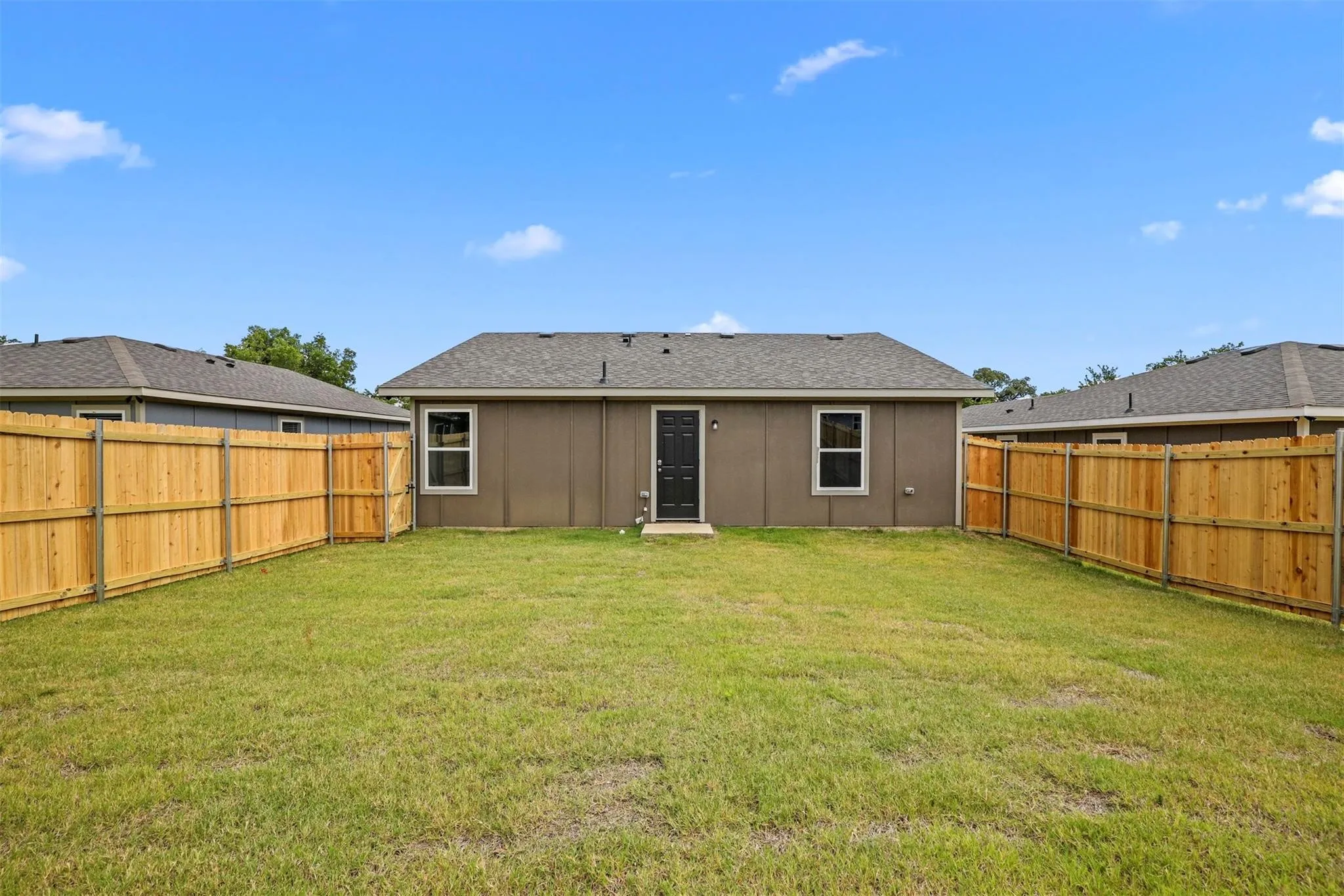 Single Family Residence For Rent in Grayson County , 406 E Munson Street, Denison, Texas 75021, 3 Bedroom, 2 Bathroom, 2 Garage spaces, 1,028 Sqft, built in 2023, mls#21328291, Real Estate Agent in Denison, Homes For Rent in Grayson county, Homes For Rent in Denison, Realtor in Denison Texas, Real Estate Brokerage Independent Realty Texas, Luminita Cordes Realtor