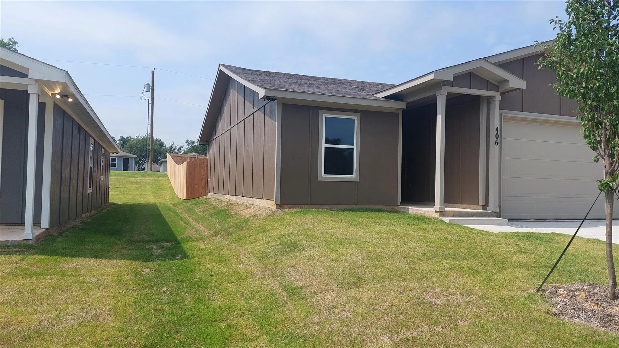 Single Family Residence For Rent in Grayson County , 406 E Munson Street, Denison, Texas 75021, 3 Bedroom, 2 Bathroom, 2 Garage spaces, 1,028 Sqft, built in 2023, mls#21328291, Real Estate Agent in Denison, Homes For Rent in Grayson county, Homes For Rent in Denison, Realtor in Denison Texas, Real Estate Brokerage Independent Realty Texas, Luminita Cordes Realtor