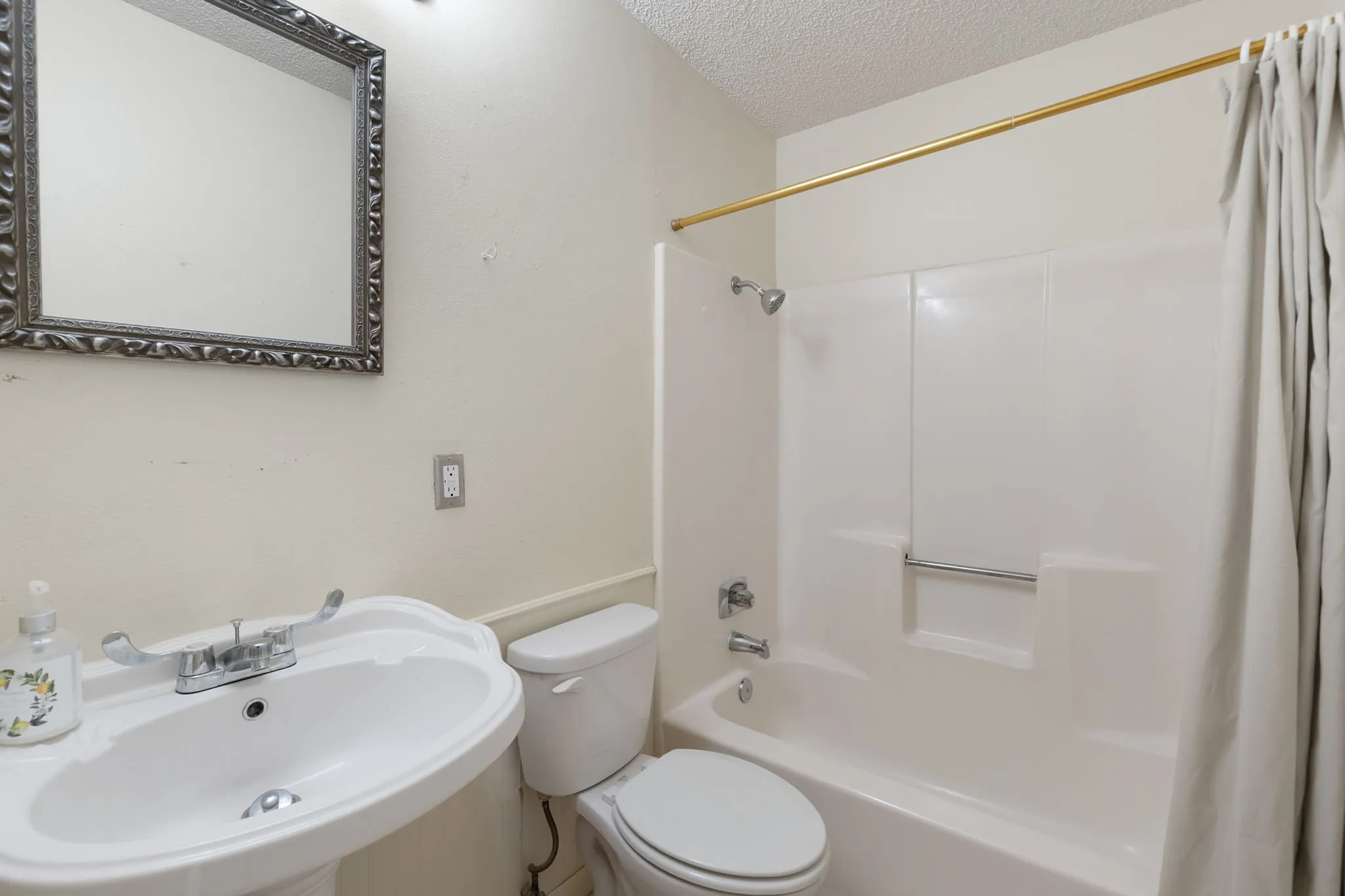 Single Family Residence For Sale in Coryell County , 3401 Jewell Drive, Gatesville, Texas 76528, 2 Bedroom, 1 Bathroom, 1 Garage spaces, 1,200 Sqft, built in 1984, mls#21328289, Real Estate Agent in Gatesville, Homes For Sale in Coryell county, Homes For Sale in Gatesville, Realtor in Gatesville Texas, Real Estate Brokerage Independent Realty Texas, Luminita Cordes Realtor
