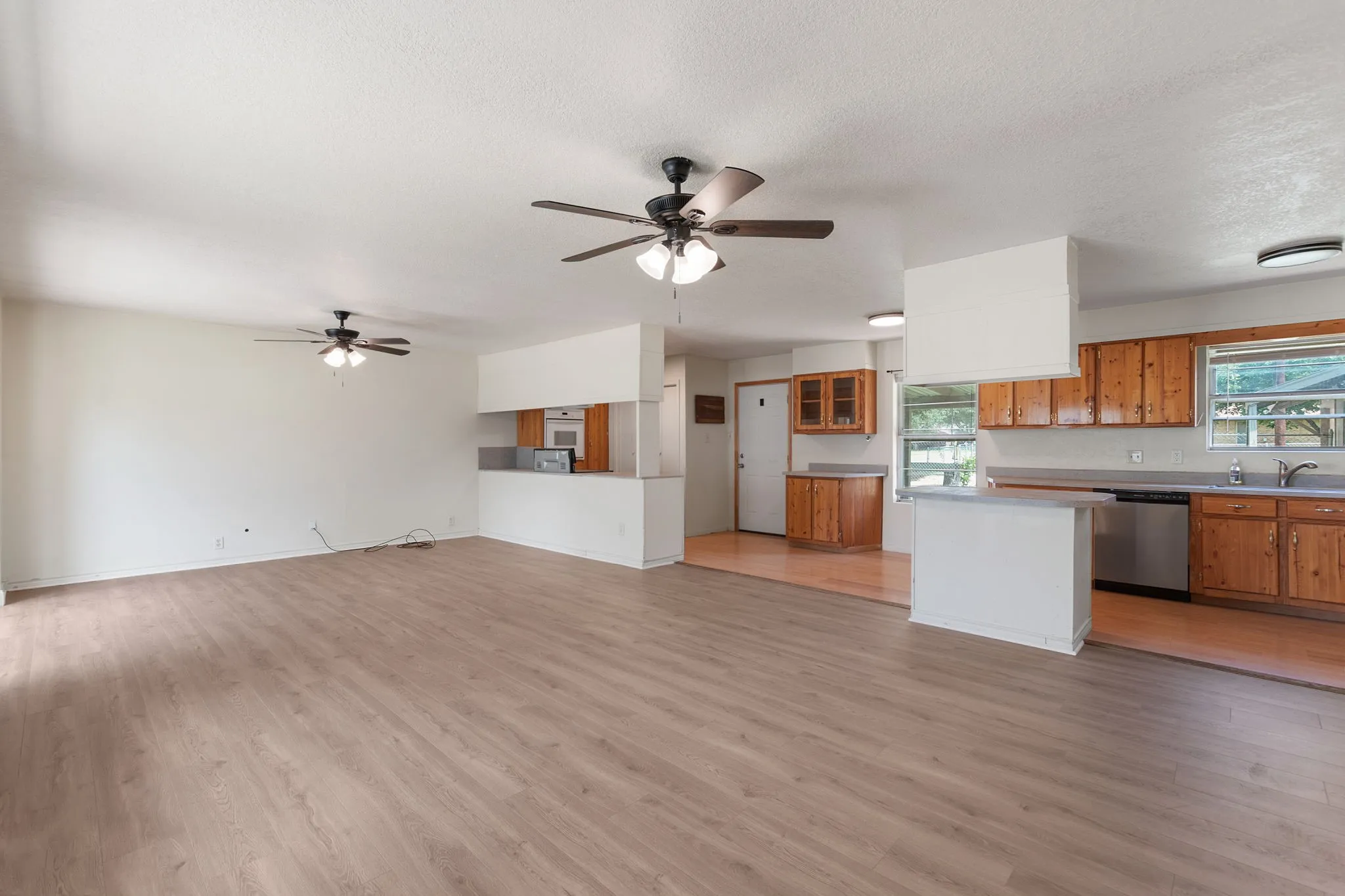 Single Family Residence For Sale in Coryell County , 3401 Jewell Drive, Gatesville, Texas 76528, 2 Bedroom, 1 Bathroom, 1 Garage spaces, 1,200 Sqft, built in 1984, mls#21328289, Real Estate Agent in Gatesville, Homes For Sale in Coryell county, Homes For Sale in Gatesville, Realtor in Gatesville Texas, Real Estate Brokerage Independent Realty Texas, Luminita Cordes Realtor