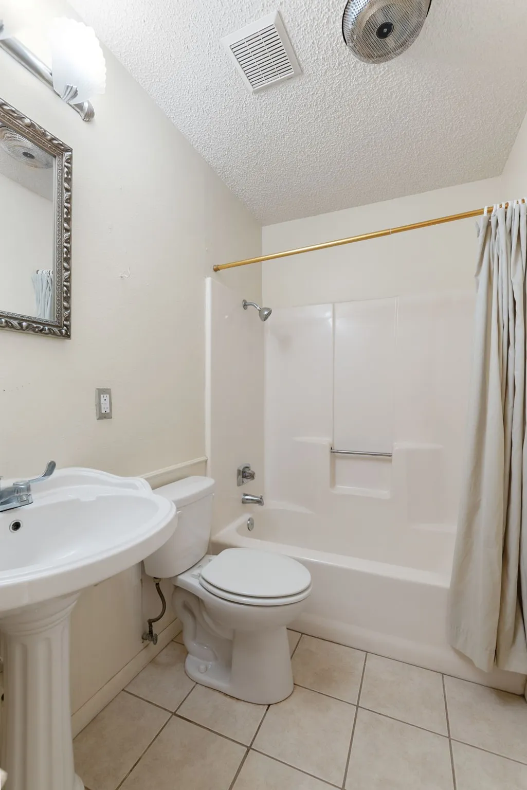 Single Family Residence For Sale in Coryell County , 3401 Jewell Drive, Gatesville, Texas 76528, 2 Bedroom, 1 Bathroom, 1 Garage spaces, 1,200 Sqft, built in 1984, mls#21328289, Real Estate Agent in Gatesville, Homes For Sale in Coryell county, Homes For Sale in Gatesville, Realtor in Gatesville Texas, Real Estate Brokerage Independent Realty Texas, Luminita Cordes Realtor