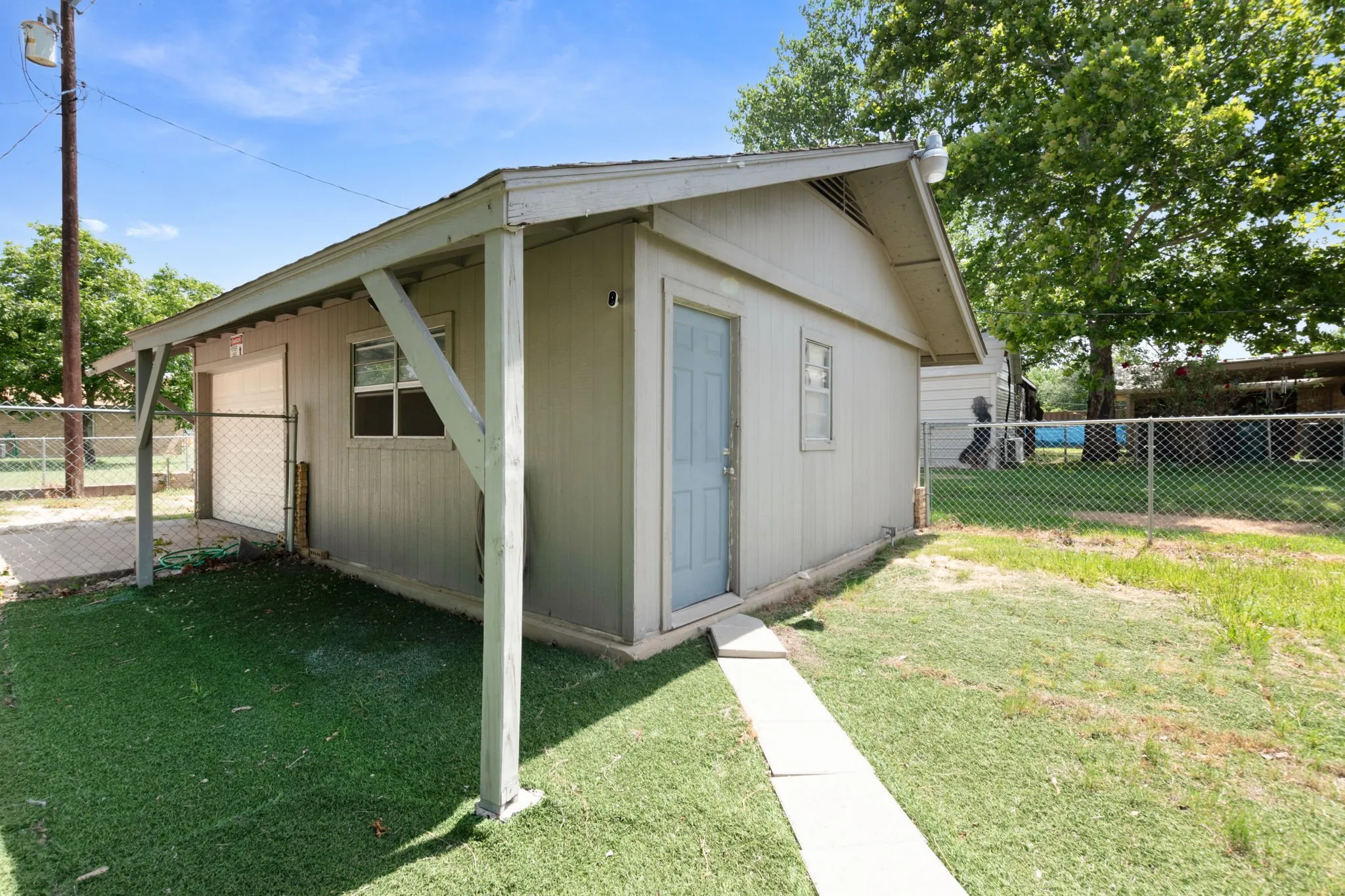 Single Family Residence For Sale in Coryell County , 3401 Jewell Drive, Gatesville, Texas 76528, 2 Bedroom, 1 Bathroom, 1 Garage spaces, 1,200 Sqft, built in 1984, mls#21328289, Real Estate Agent in Gatesville, Homes For Sale in Coryell county, Homes For Sale in Gatesville, Realtor in Gatesville Texas, Real Estate Brokerage Independent Realty Texas, Luminita Cordes Realtor