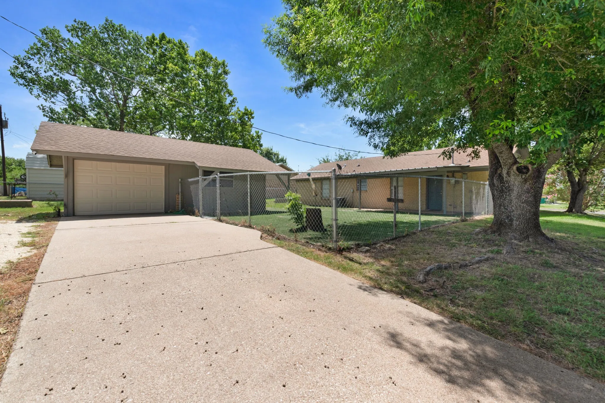 Single Family Residence For Sale in Coryell County , 3401 Jewell Drive, Gatesville, Texas 76528, 2 Bedroom, 1 Bathroom, 1 Garage spaces, 1,200 Sqft, built in 1984, mls#21328289, Real Estate Agent in Gatesville, Homes For Sale in Coryell county, Homes For Sale in Gatesville, Realtor in Gatesville Texas, Real Estate Brokerage Independent Realty Texas, Luminita Cordes Realtor