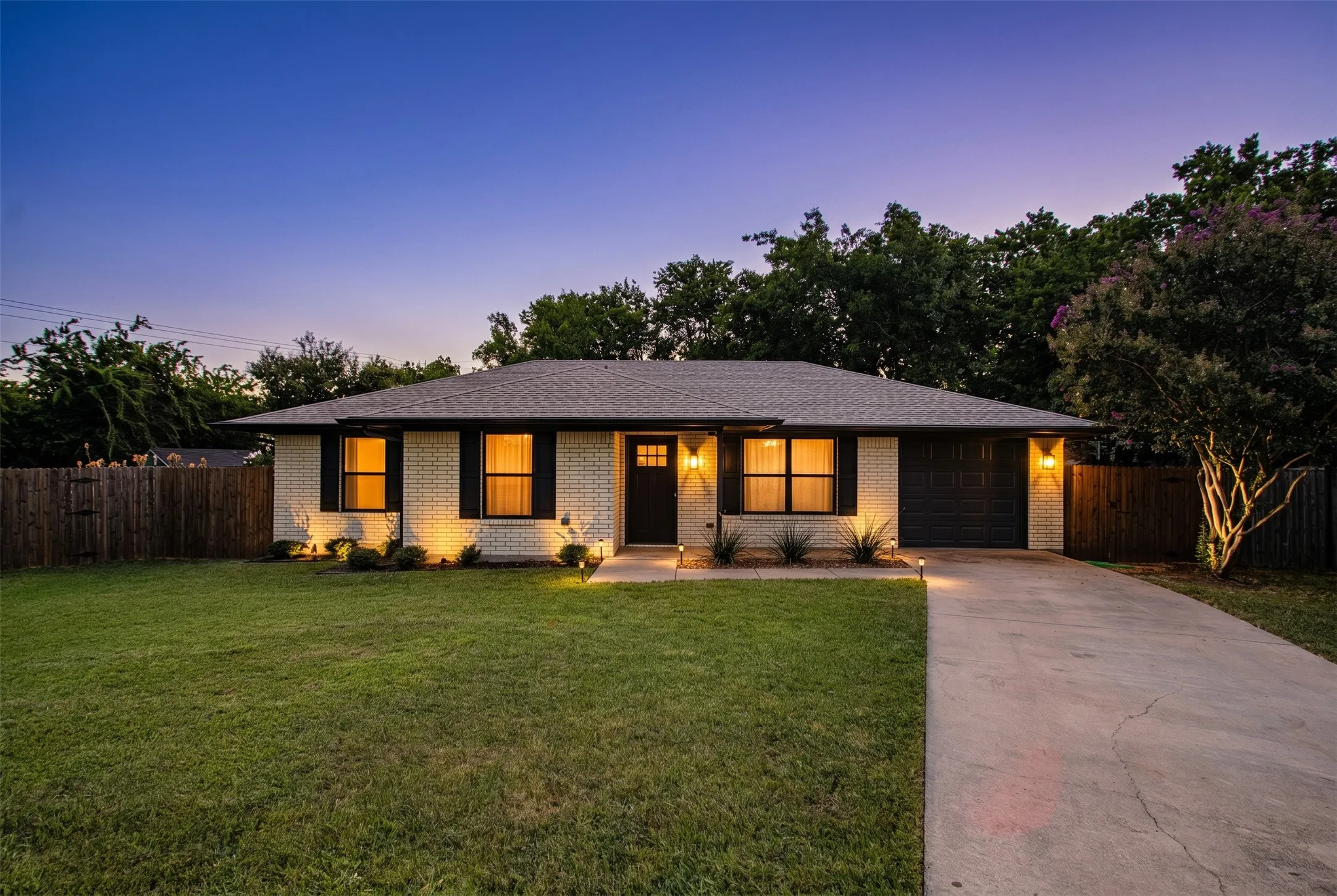 Single Family Residence For Sale in Denton County , 815 Steve Ct, Sanger, Texas 76266, 3 Bedroom, 2 Bathroom, 1 Garage spaces, 1,094 Sqft, built in 1994, mls#21328284, Real Estate Agent in Sanger, Homes For Sale in Denton county, Homes For Sale in Sanger, Realtor in Sanger Texas, Real Estate Brokerage Independent Realty Texas, Luminita Cordes Realtor