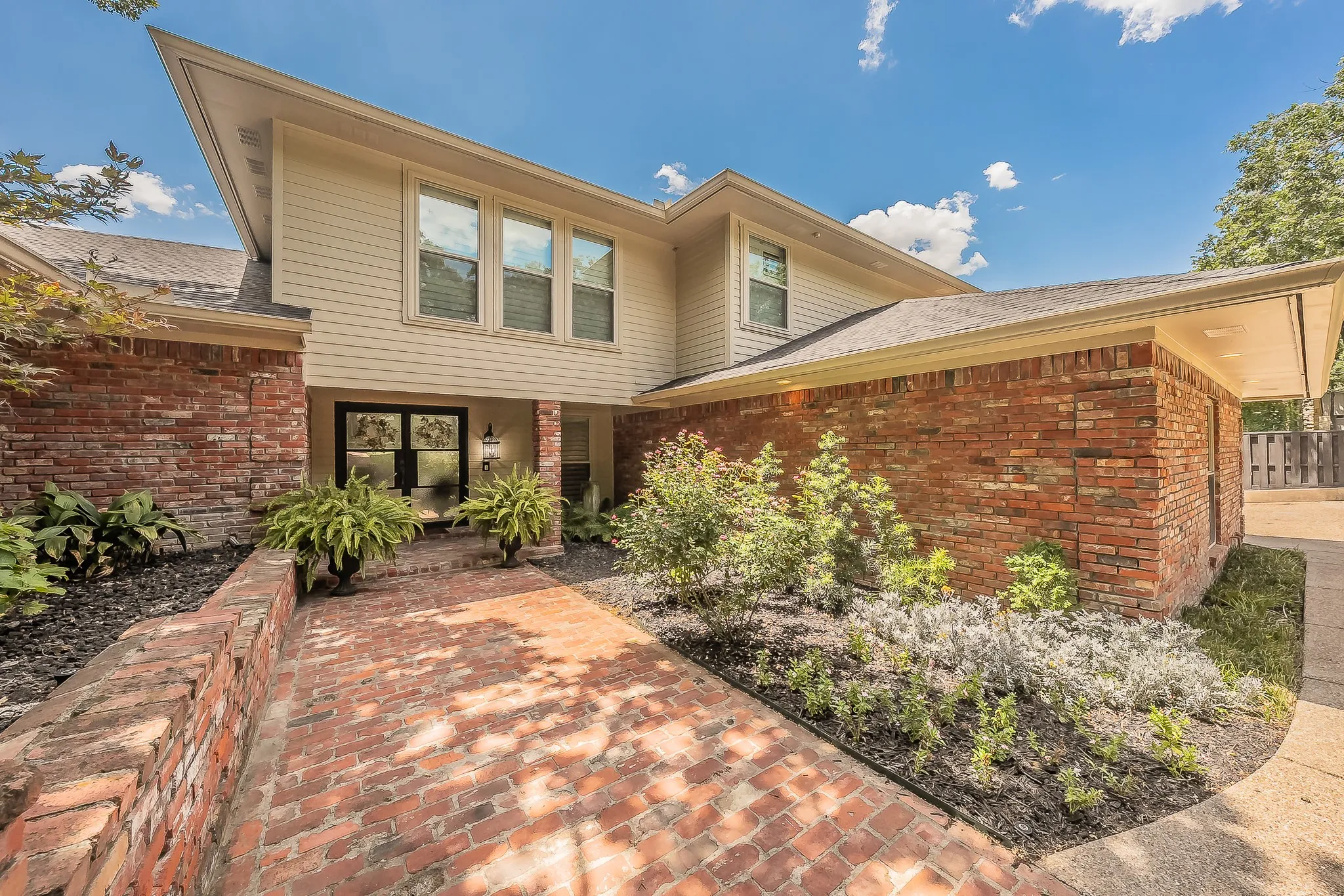 Single Family Residence For Sale in Tarrant County , 1406 Riverview Drive, Arlington, Texas 76012, 4 Bedroom, 6 Bathroom, 2 Garage spaces, 4,007 Sqft, built in 1979, mls#21328214, Real Estate Agent in Arlington, Homes For Sale in Tarrant county, Homes For Sale in Arlington, Realtor in Arlington Texas, Real Estate Brokerage Independent Realty Texas, Luminita Cordes Realtor