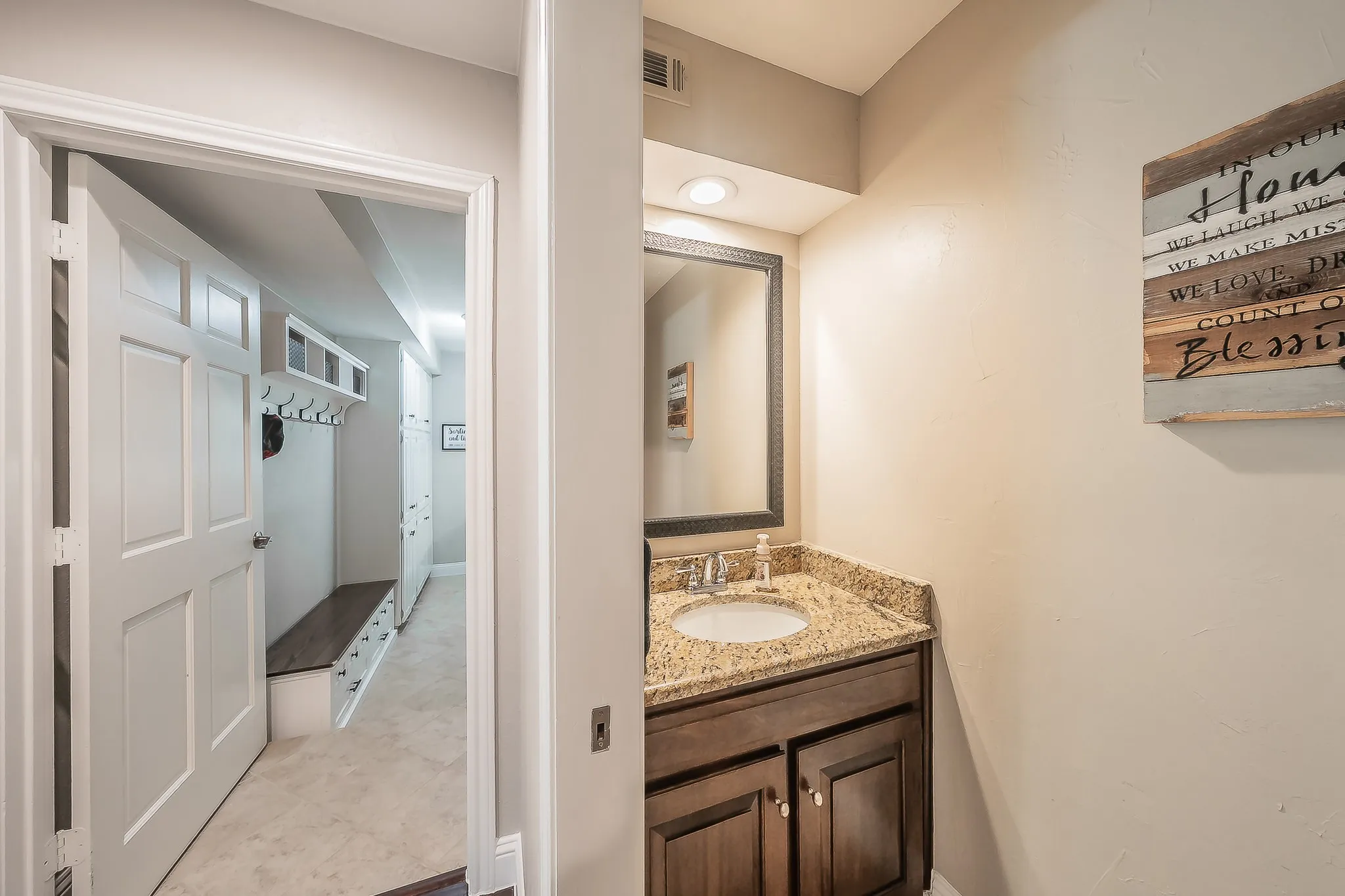Single Family Residence For Sale in Tarrant County , 1406 Riverview Drive, Arlington, Texas 76012, 4 Bedroom, 6 Bathroom, 2 Garage spaces, 4,007 Sqft, built in 1979, mls#21328214, Real Estate Agent in Arlington, Homes For Sale in Tarrant county, Homes For Sale in Arlington, Realtor in Arlington Texas, Real Estate Brokerage Independent Realty Texas, Luminita Cordes Realtor