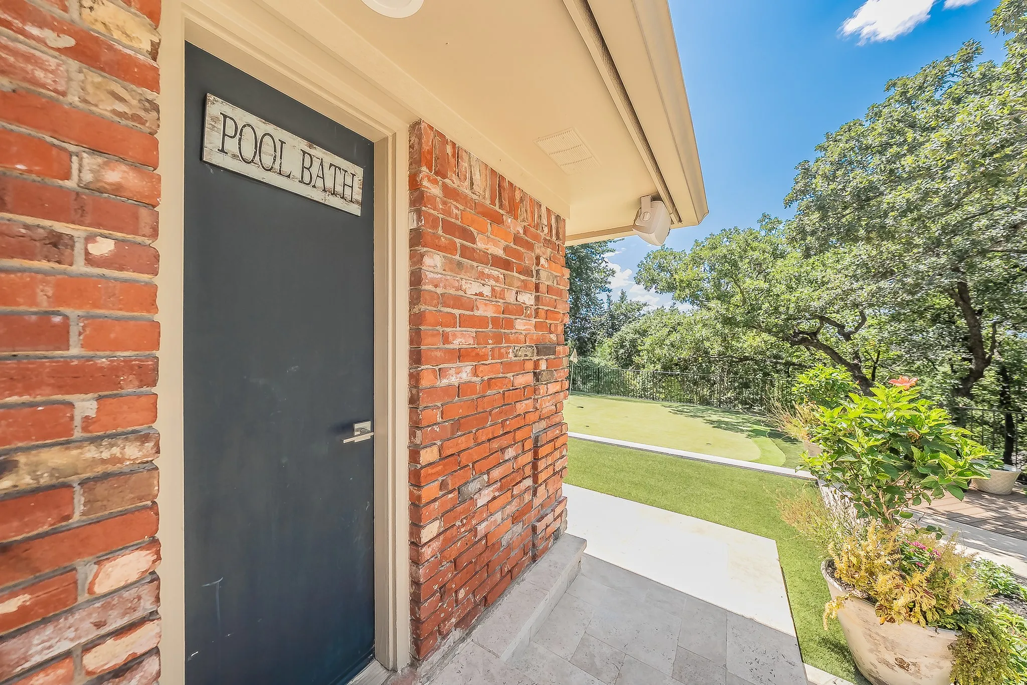 Single Family Residence For Sale in Tarrant County , 1406 Riverview Drive, Arlington, Texas 76012, 4 Bedroom, 6 Bathroom, 2 Garage spaces, 4,007 Sqft, built in 1979, mls#21328214, Real Estate Agent in Arlington, Homes For Sale in Tarrant county, Homes For Sale in Arlington, Realtor in Arlington Texas, Real Estate Brokerage Independent Realty Texas, Luminita Cordes Realtor