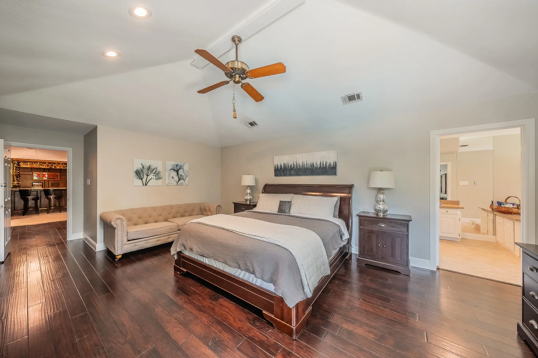 Single Family Residence For Sale in Tarrant County , 1406 Riverview Drive, Arlington, Texas 76012, 4 Bedroom, 6 Bathroom, 2 Garage spaces, 4,007 Sqft, built in 1979, mls#21328214, Real Estate Agent in Arlington, Homes For Sale in Tarrant county, Homes For Sale in Arlington, Realtor in Arlington Texas, Real Estate Brokerage Independent Realty Texas, Luminita Cordes Realtor