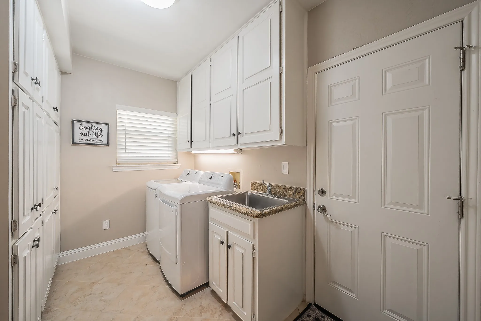 Single Family Residence For Sale in Tarrant County , 1406 Riverview Drive, Arlington, Texas 76012, 4 Bedroom, 6 Bathroom, 2 Garage spaces, 4,007 Sqft, built in 1979, mls#21328214, Real Estate Agent in Arlington, Homes For Sale in Tarrant county, Homes For Sale in Arlington, Realtor in Arlington Texas, Real Estate Brokerage Independent Realty Texas, Luminita Cordes Realtor