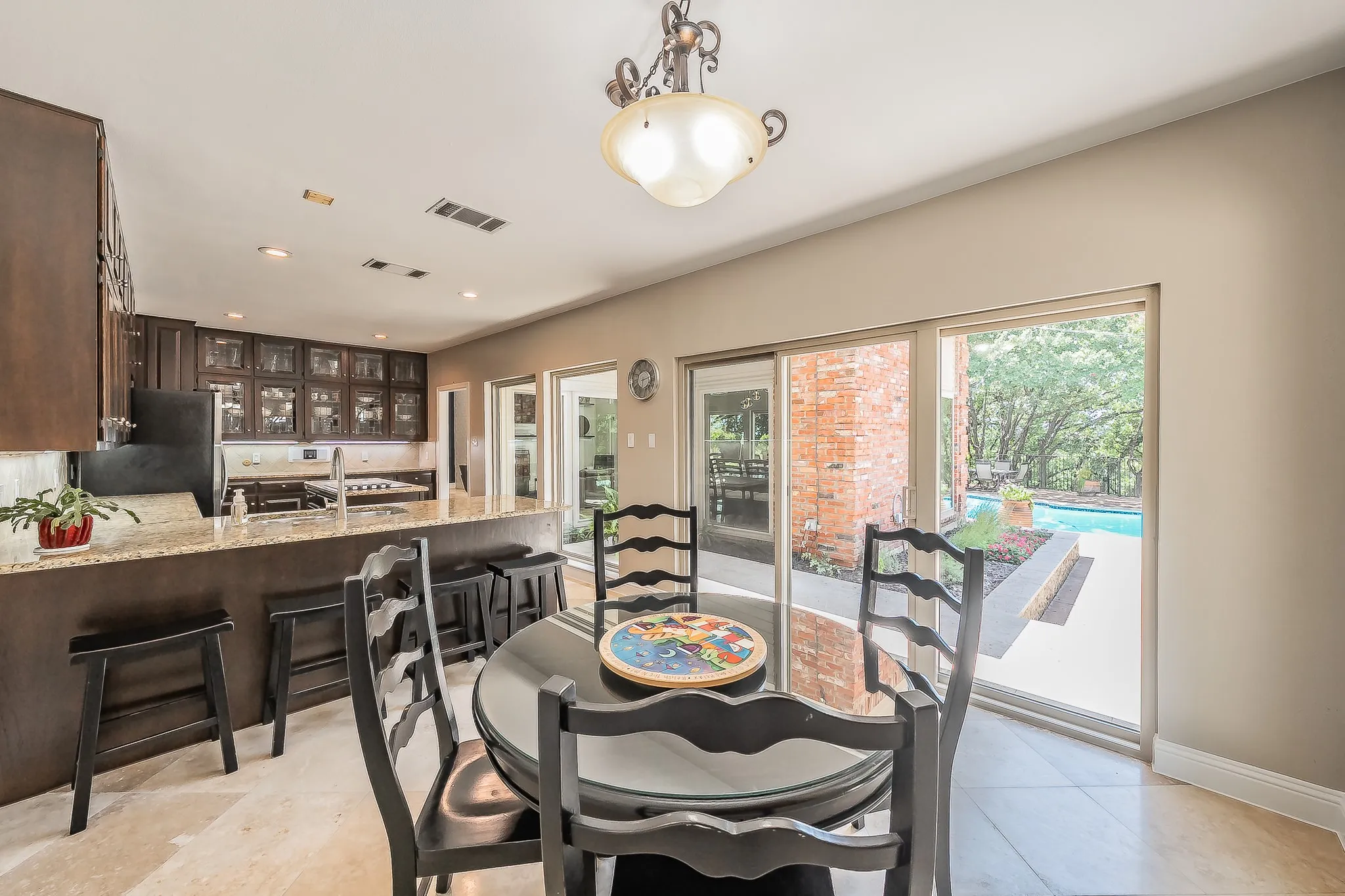 Single Family Residence For Sale in Tarrant County , 1406 Riverview Drive, Arlington, Texas 76012, 4 Bedroom, 6 Bathroom, 2 Garage spaces, 4,007 Sqft, built in 1979, mls#21328214, Real Estate Agent in Arlington, Homes For Sale in Tarrant county, Homes For Sale in Arlington, Realtor in Arlington Texas, Real Estate Brokerage Independent Realty Texas, Luminita Cordes Realtor